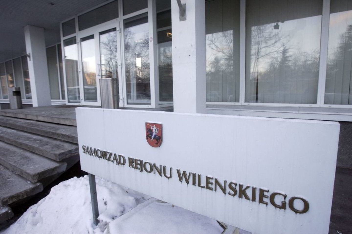 Užmetus akį į Vilniaus rajono savivaldybės administracijos skyrių darbuotojų sąrašus, matyti, kad lietuvių čia dirba vos vienas kitas.