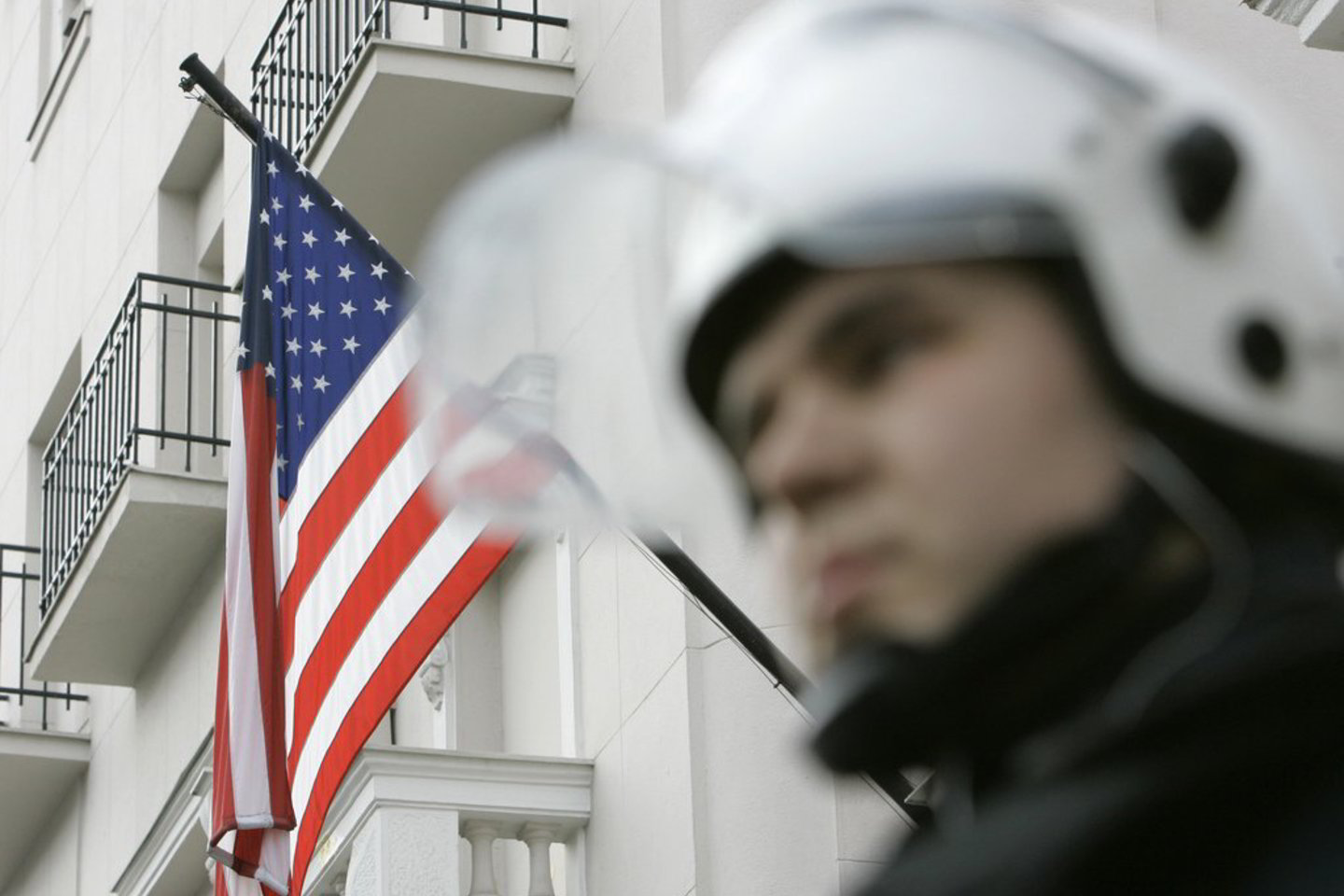 Serbijos policija sulaikė devynis asmenis, įtariamus JAV ambasados Belgrade padegimu 2008 metais.
