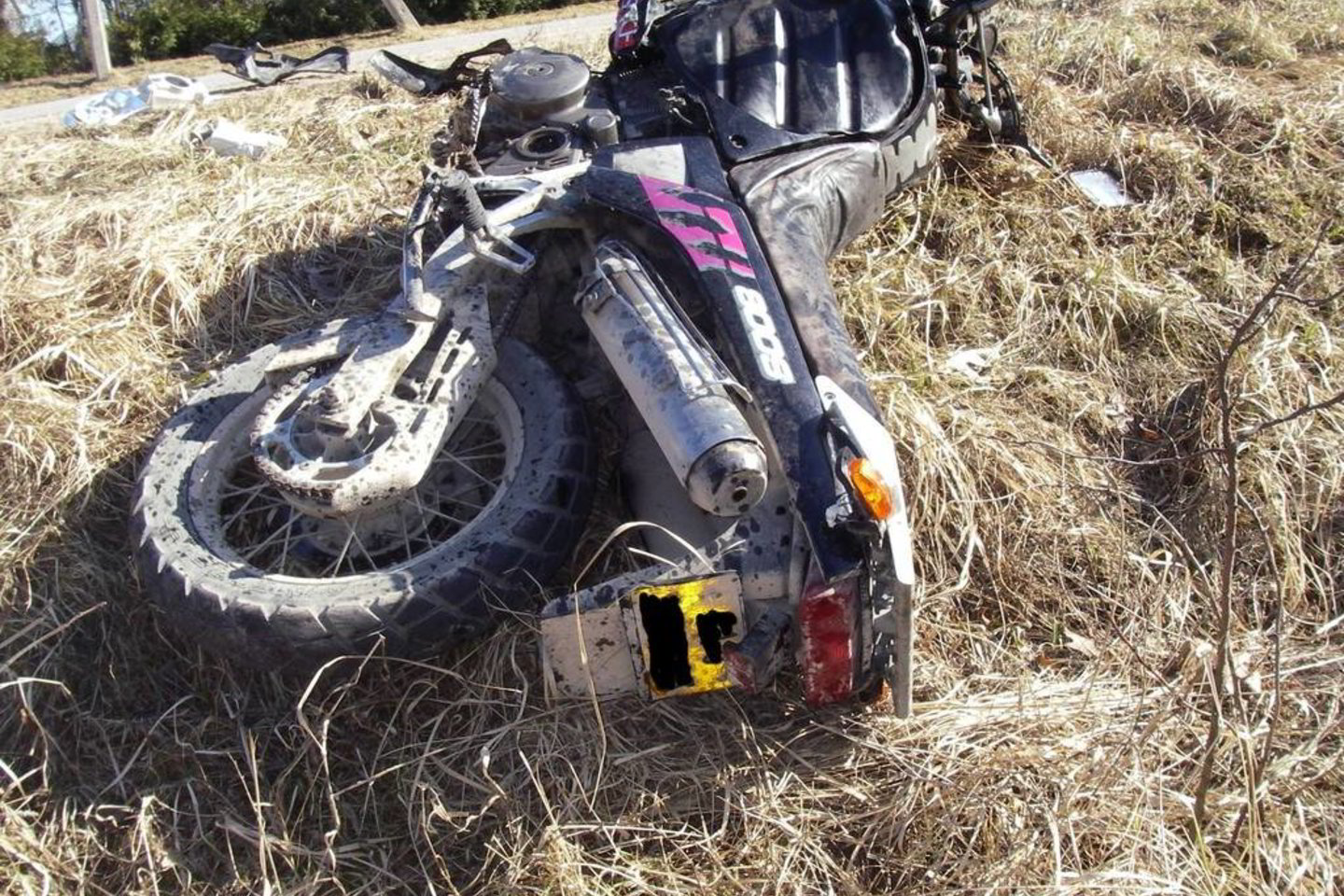 Ant šio motociklo biržietis sėdo neturėdamas vairuotojo pažyėmjimo.