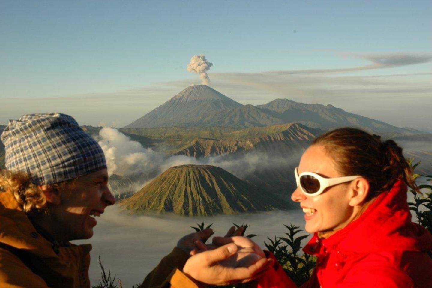 Andrius su drauge Bromo ugnikalnio fone. Java, Indonezija