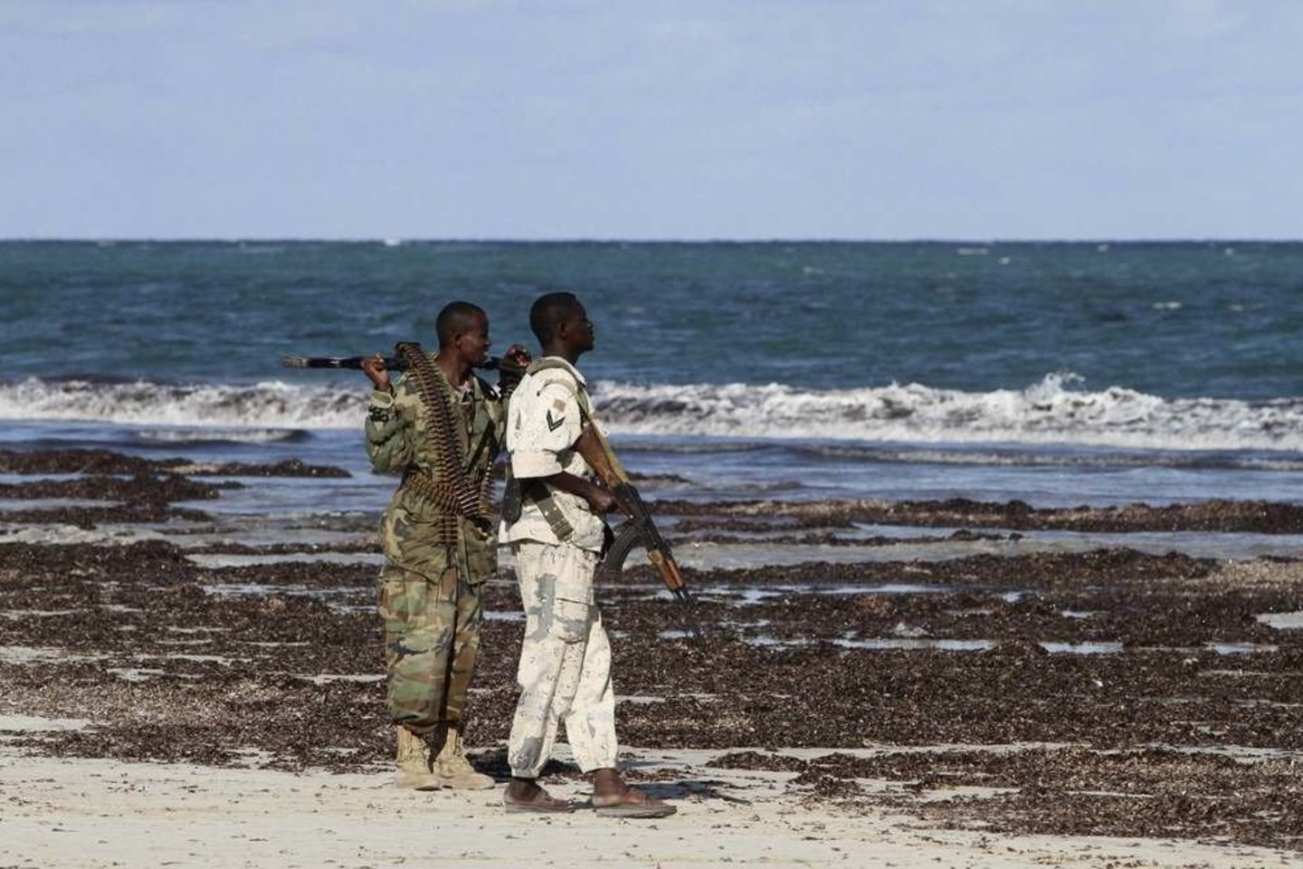Prie Somalio krantų suimta 16 piratų ir išlaisvinta 12 jų įkaitų.