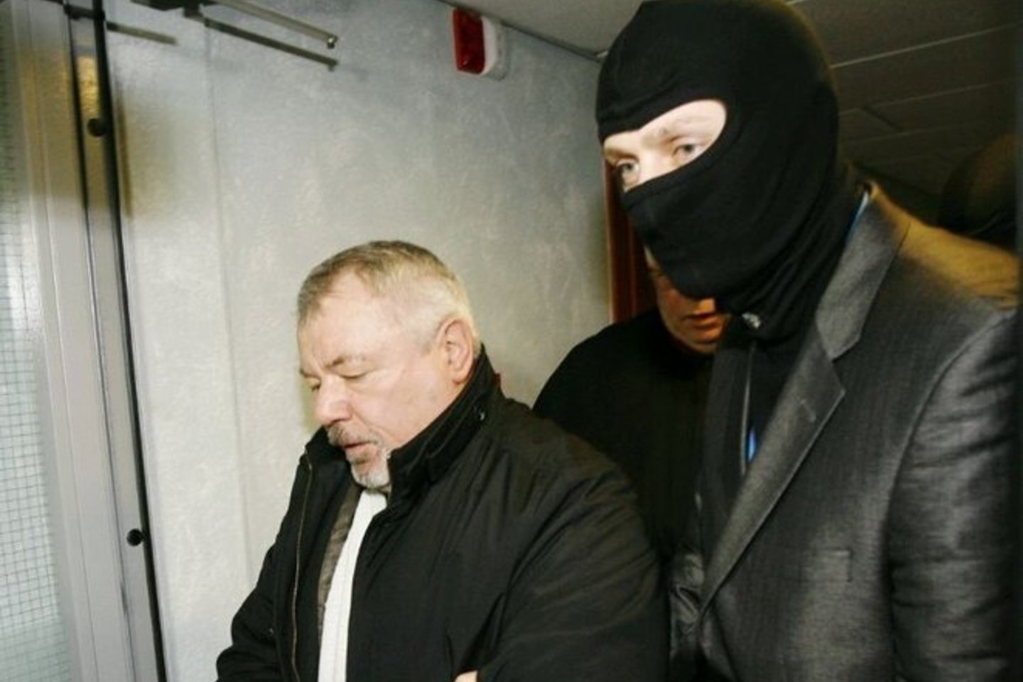 Advokatas Vitoldas Petravičius įkliuvo dėl galimo teisėjo papirkimo, Vilniaus miesto 1-ojo apylinkės teismo nuosprendžiu Vilniaus apskrities valstybinei mokesčių inspekcijai turėjo sumokėti daugiau nei 142 tūkst. litų.