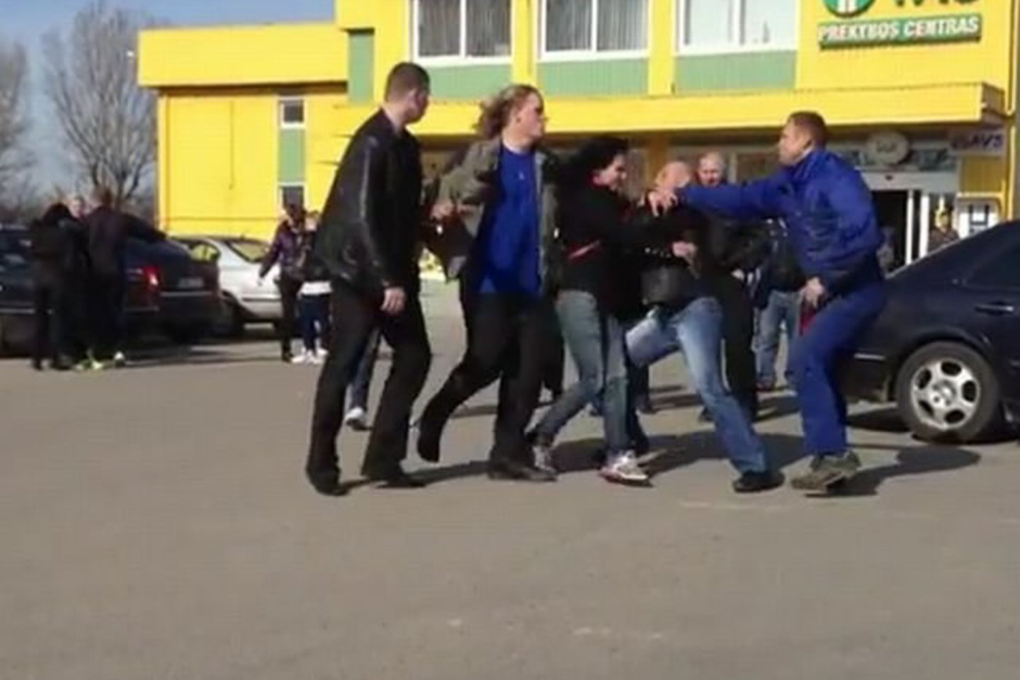 Muštynėse dalyvavo ir jaunos merginos.