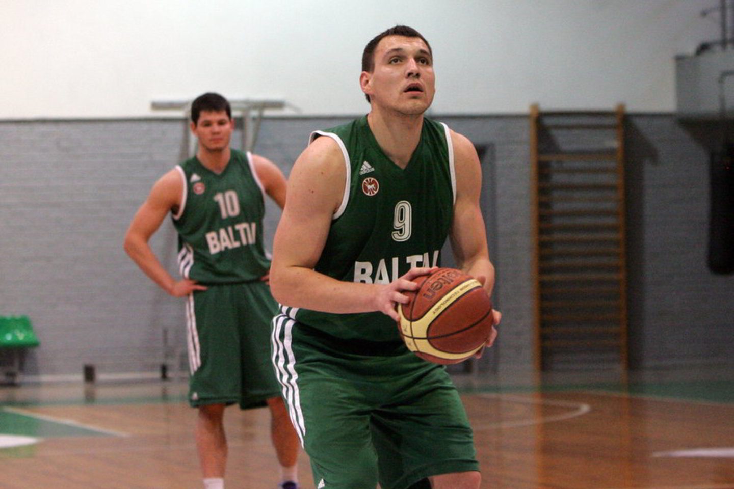 Pirmajame „Lietuvos krepšinio draugiškų varžybų savaitės finale“ šį sekmadienį, balandžio 15 d., 19 val. pokerio žaidėjams ir krepšinio sirgaliams iššūkį prie internetinio pokerio stalo PokerStars.net kambaryje mes Jonas Mačiulis, kuris žais slapyvardžiu „J.Maciulis“.