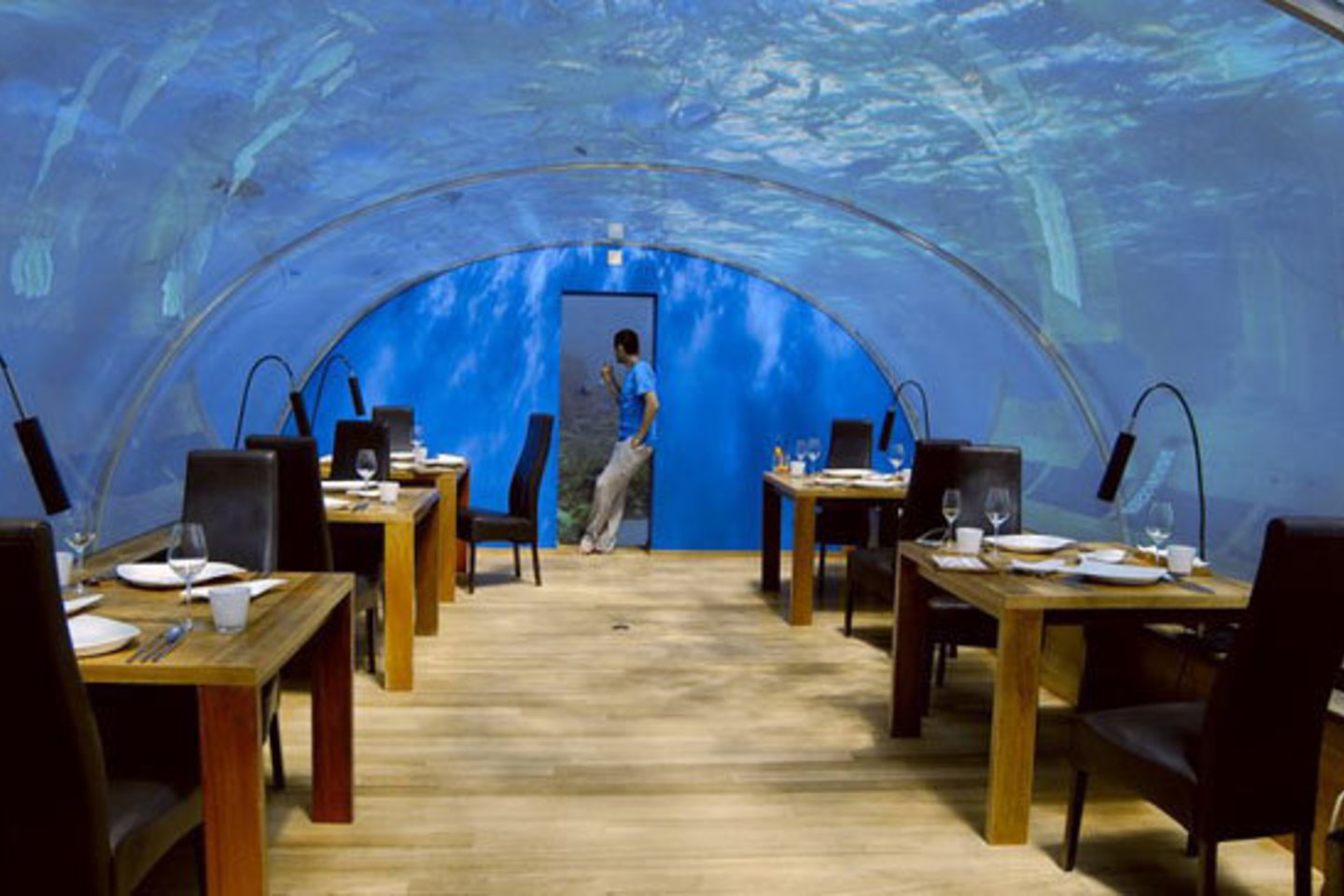 Restoranas „Itxa“ unikalus tuo, kad sukurtas iš stiklo, jis yra po vandeniu - penki metrai virš Indijos vandenyno. Lankytojai, patekę į šį restoraną, gali gėrėtis nepaprasto grožio koralų rifų pasauliu.