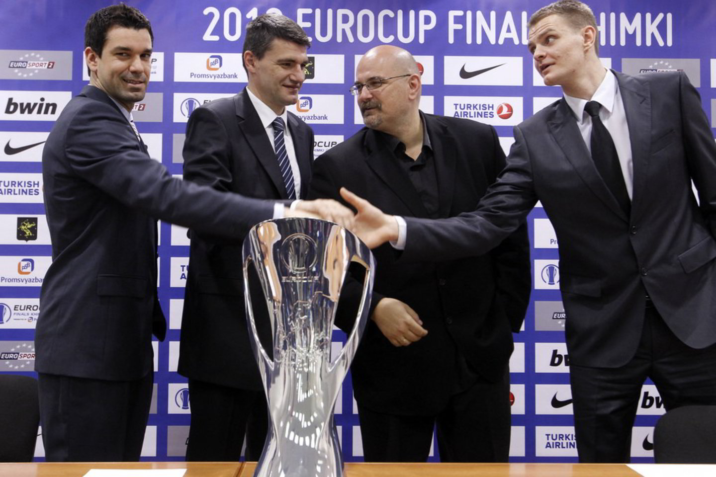 „Valencia“ atstovai Rafa Martinezas, treneris Velimiras Perasovčius, Vilniaus komandos strategas Aleksandras Džikičius ir žaidėjas Renaldas Seibutis linkėjo vieni kitiems sėkmės.