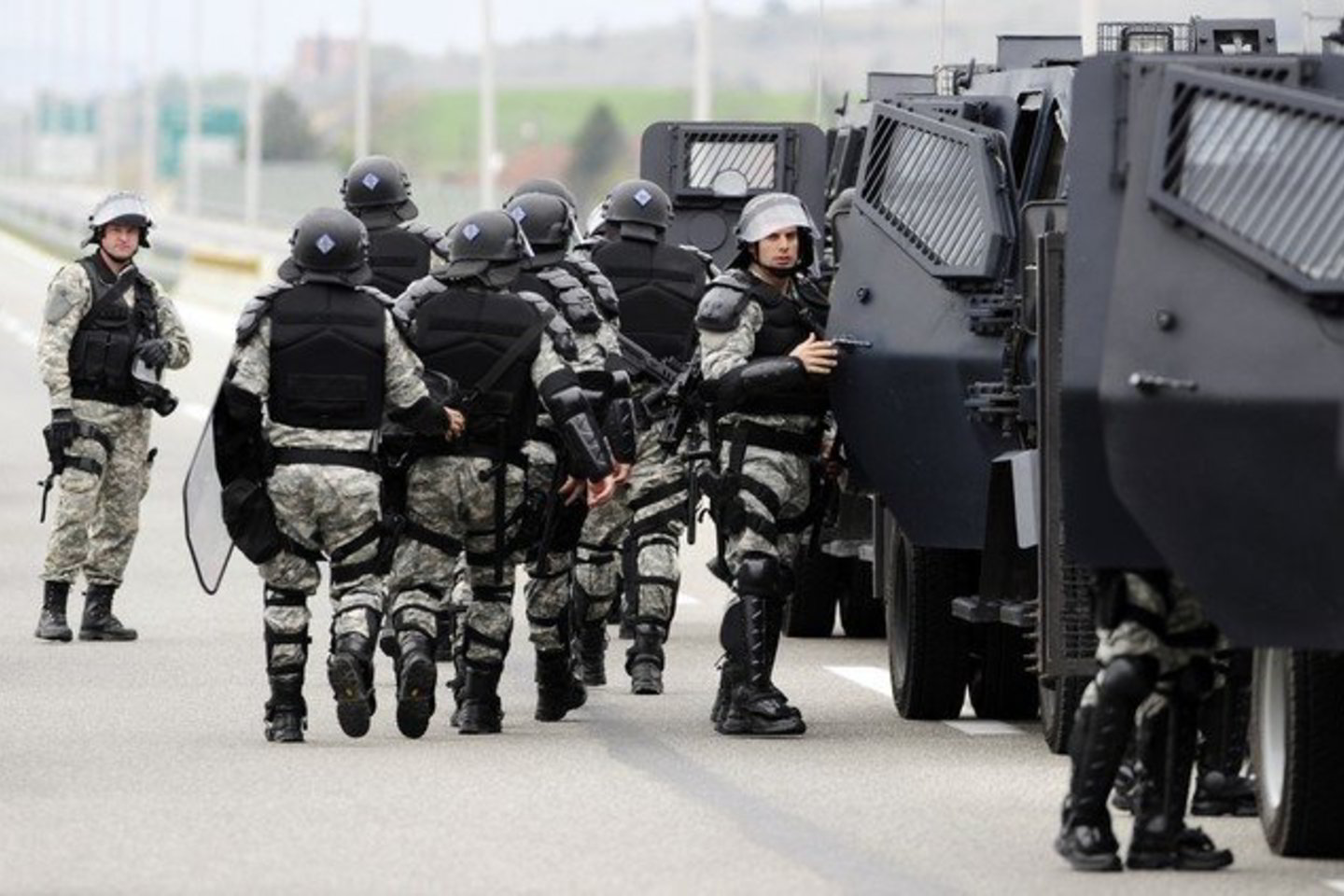 Į įvykio vietą pasiųsta riaušių policija.