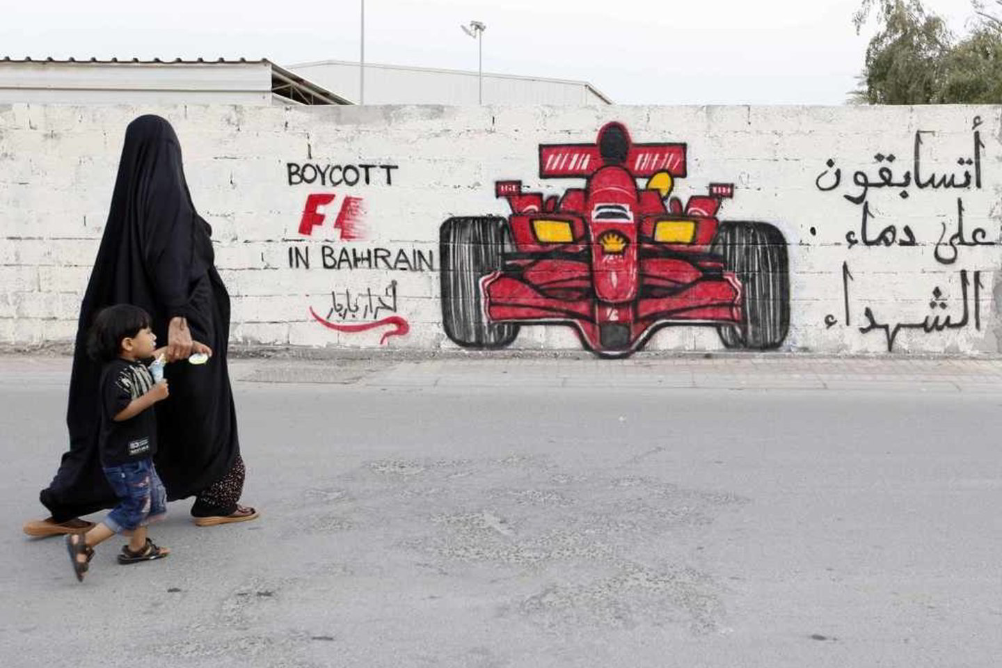 Pilietinių neramumų krečiamas Bahreinas yra giliai įsišaknijęs į „Formulę 1“ ir FIA. Šaliai per jos valdomus investicinius fondus priklauso pusė „McLaren“ komandos, o jos atstovas šeichas Abdulla Bin Isa Alkhalifa yra sportą prižiūrinčios organizacijos Pasaulio autosporto tarybos narys.