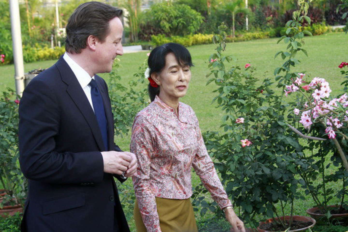 Davidas Cameronas ir Aung San Suu Kyi turėjo apie ką kalbėti.