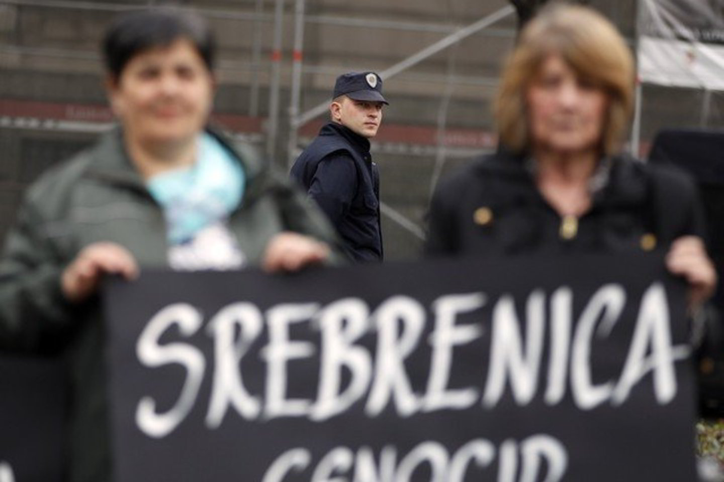 Bosnių musulmonų vyrų, kuriuos 1995 metais Srebrenicoje nužudė Serbijos pajėgos, giminės nori JT paduoti į teismą už tai, kad šios neapsaugojo bosnių per žiauriausias žudynes Europoje po Antrojo pasaulinio karo.