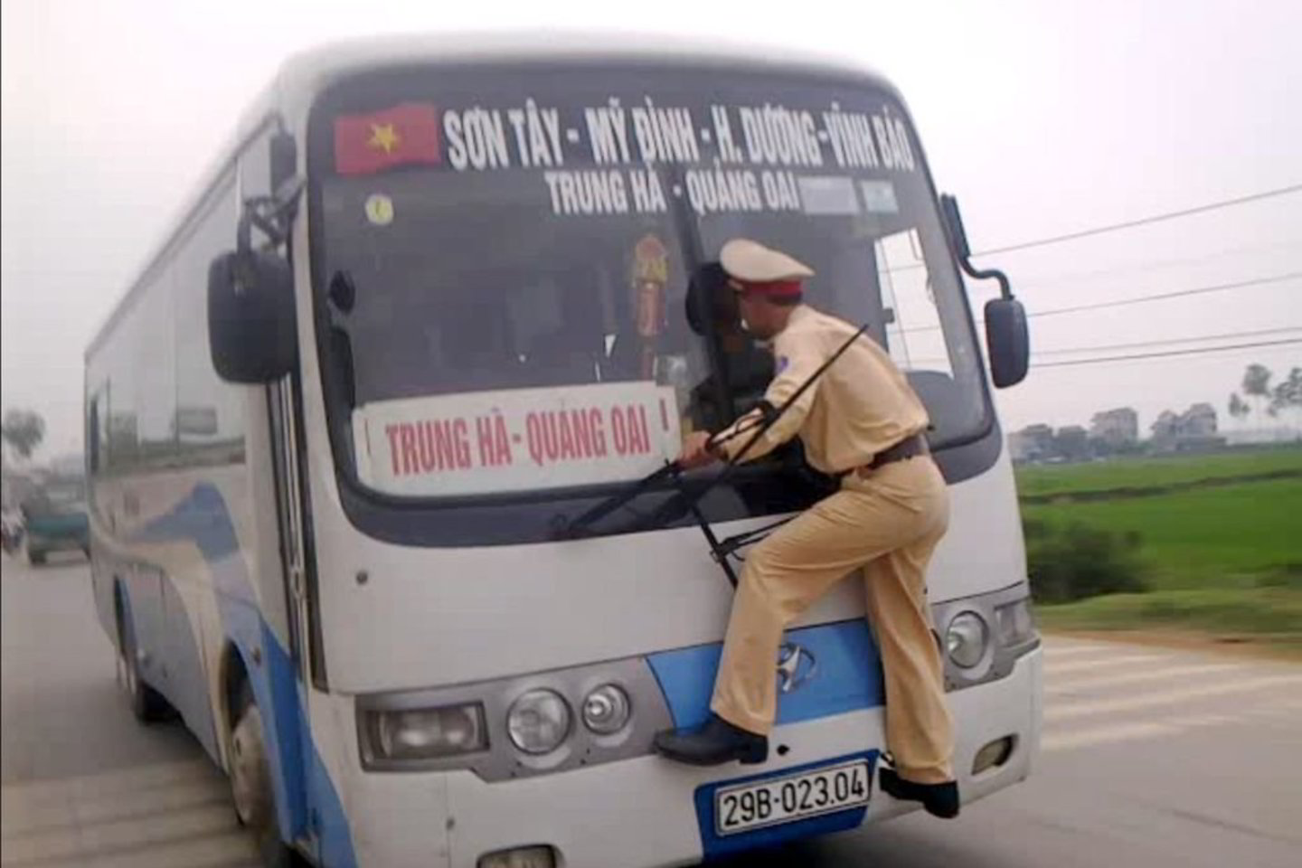 Vaizdo įrašas „Youtube“ rodo, kaip pareigūnas bando išsilaikyti ant autobuso, rizikingai lekiančio priešpriešine eismo juosta.