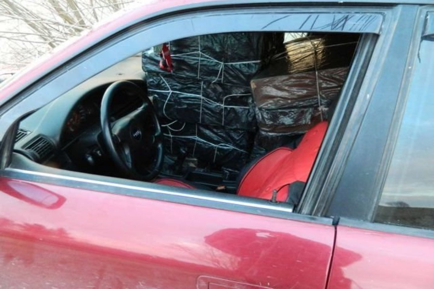 „Audi 100“ salone bei bagažinėje pasieniečiai aptiko 23 dėžes cigarečių „Viceroy Red“ ir „Viceroy Blue“.