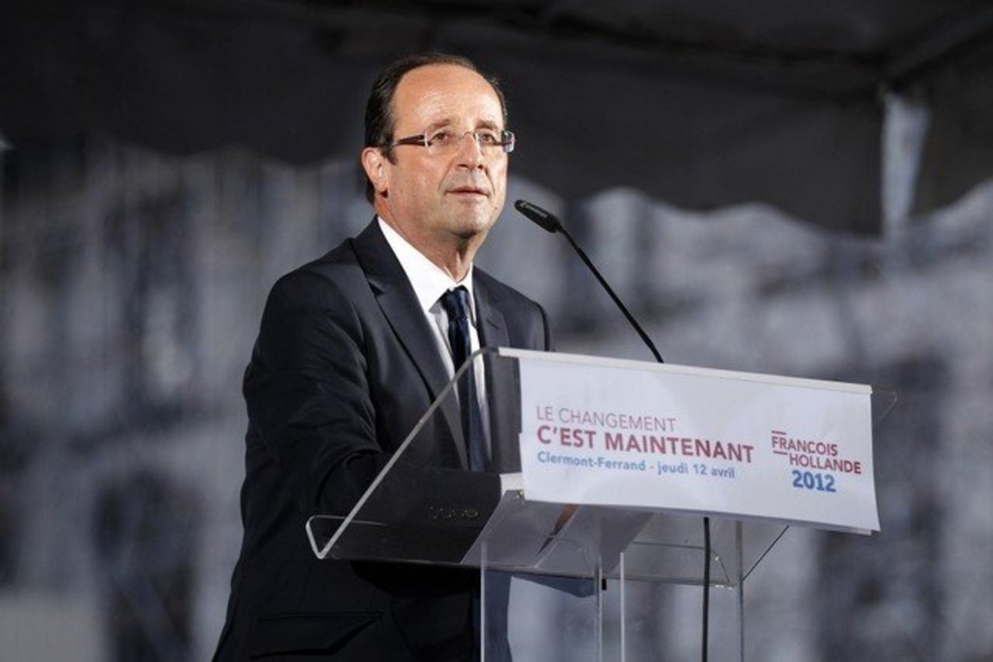 Anot apklausų, Francois Hollande'as pralenkė savo varžovą dabartinį prezidentą Nicolas Sarkozy.