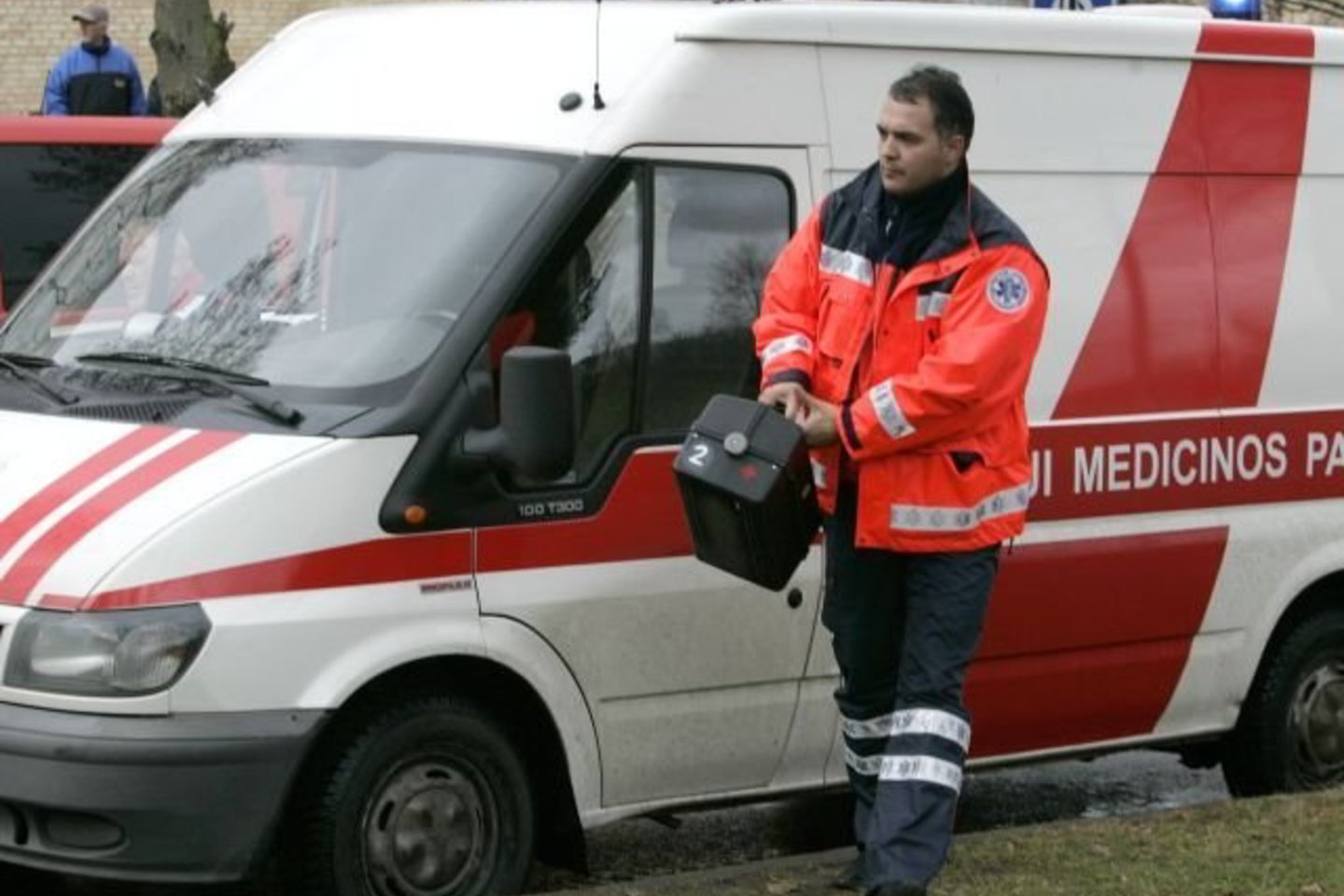 Įtariama, kad 35-erių metų nukentėjusiajam lūžo koja.