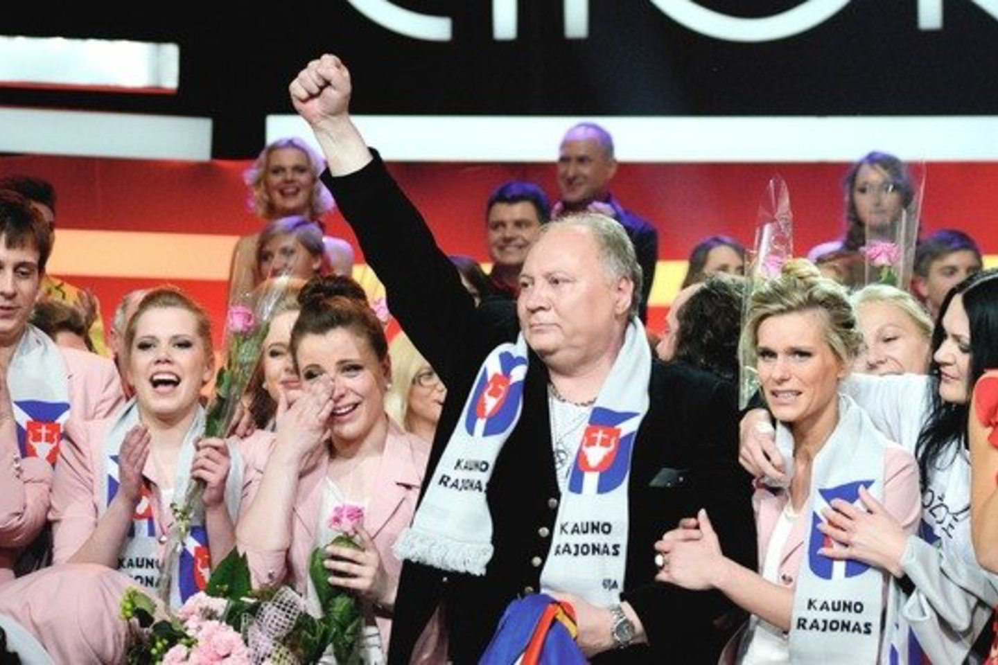 Surinkę daugiau nei 38 tūkst. žiūrovų balsų pergalę šventė kauniečiai — choras Božolė su generolu A.Ivanausku priešakyje.