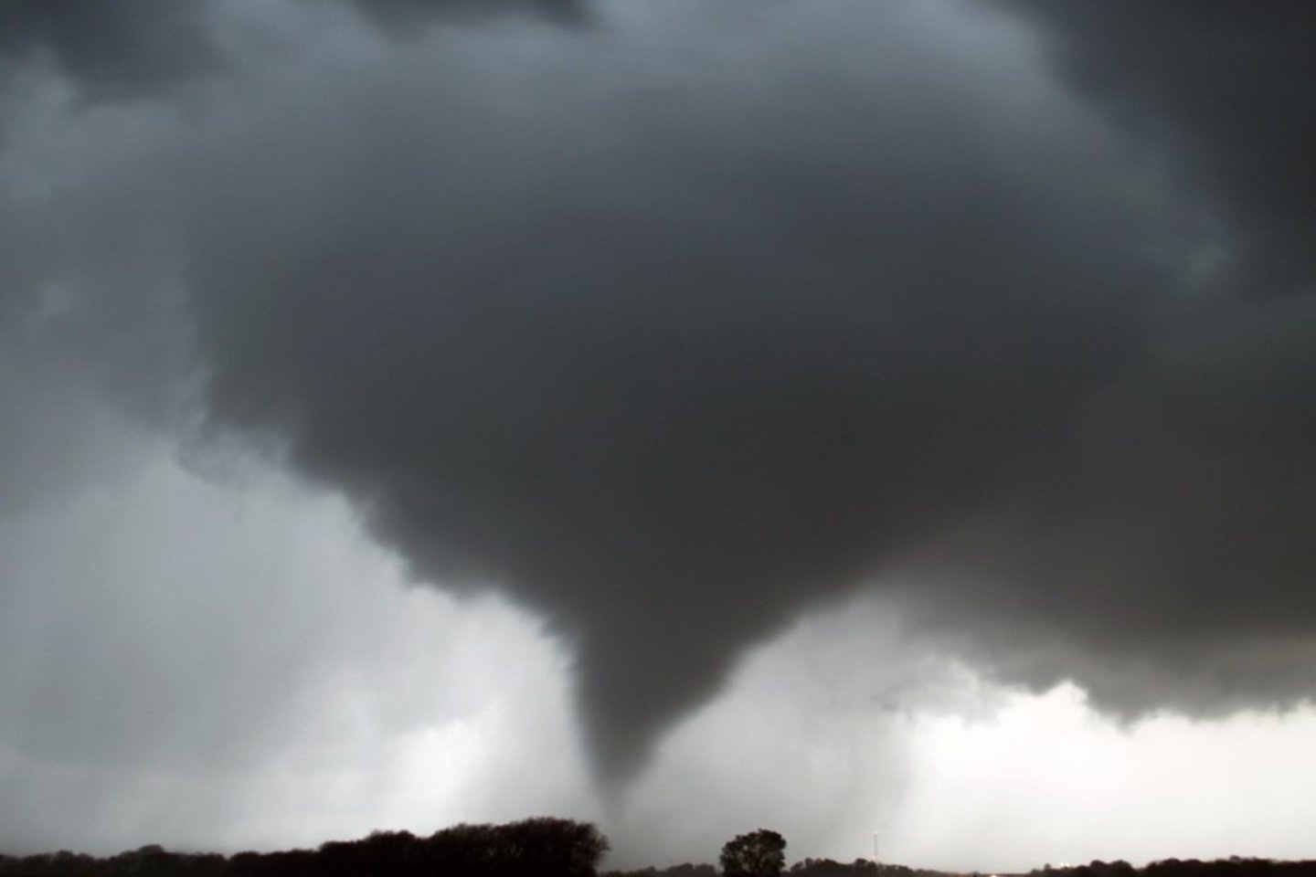 Tornadai jau nusinešė mažiausiai penkių žmonių gyvybes.