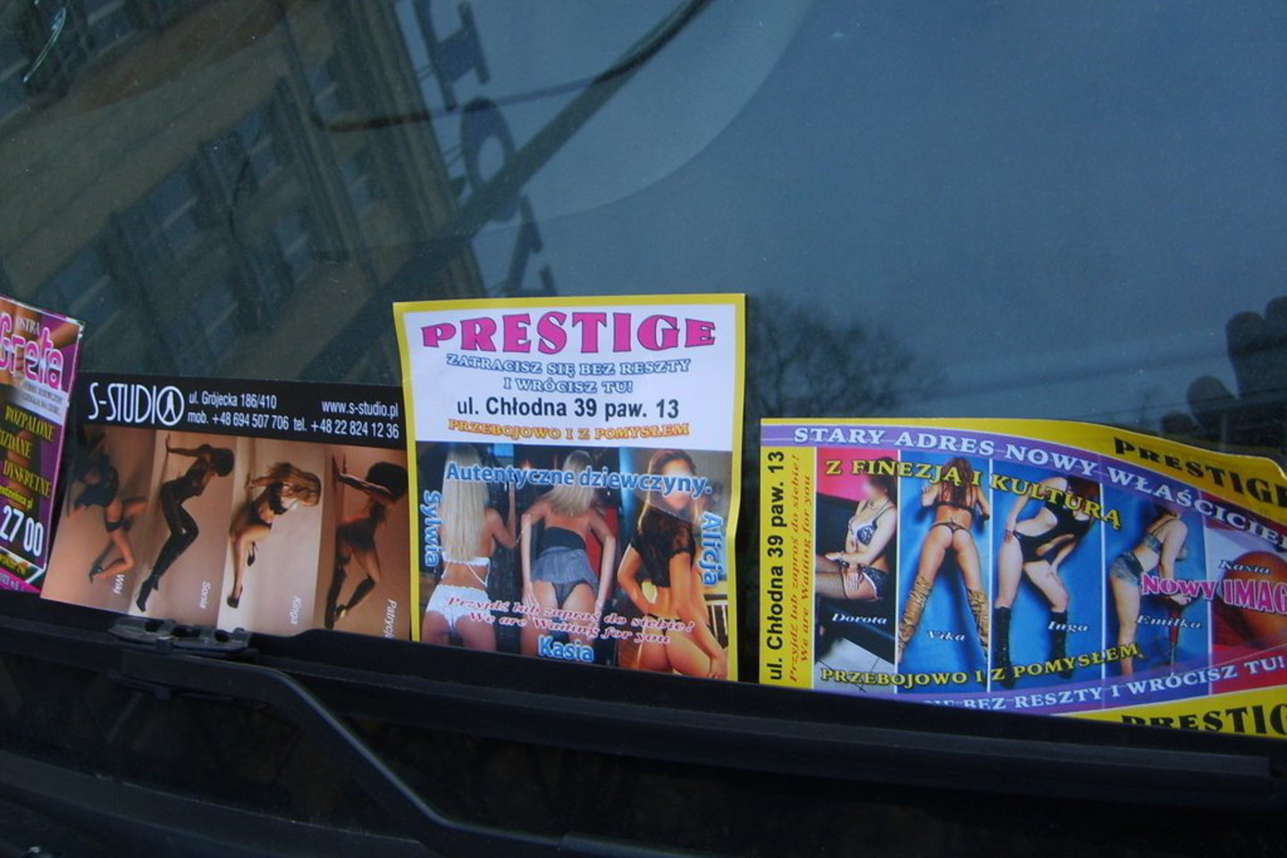 Vairuotojams sustojus Lenkijos pakelių poilsiavietėse, savadautojai apkaišo automobilius skrajutėmis, reklamuojančiomis prostitutes.