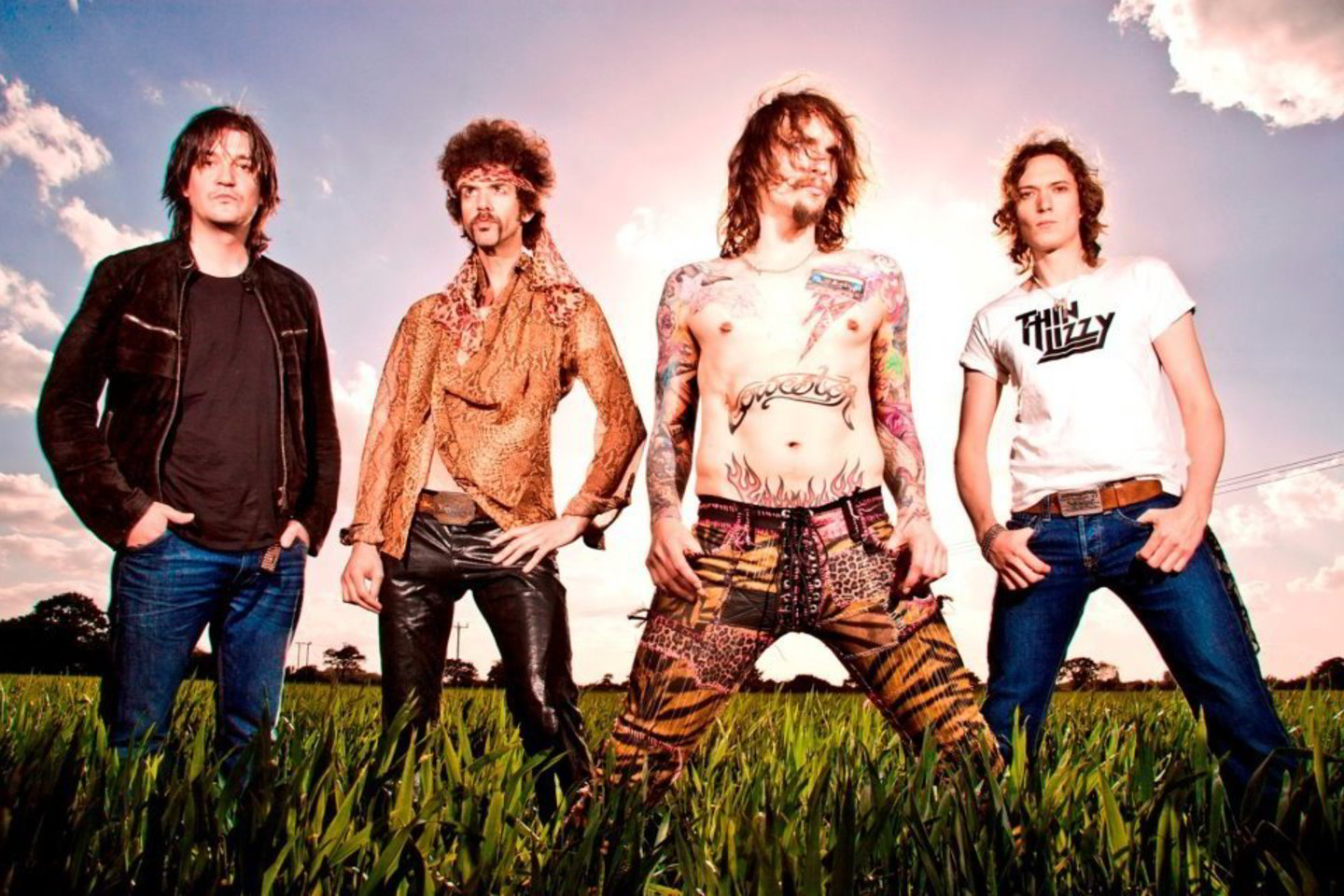 Pernai į sceną sugrįžusi grupė „The Darkness“ žingsnis po žingsnio atgauna populiarumą.