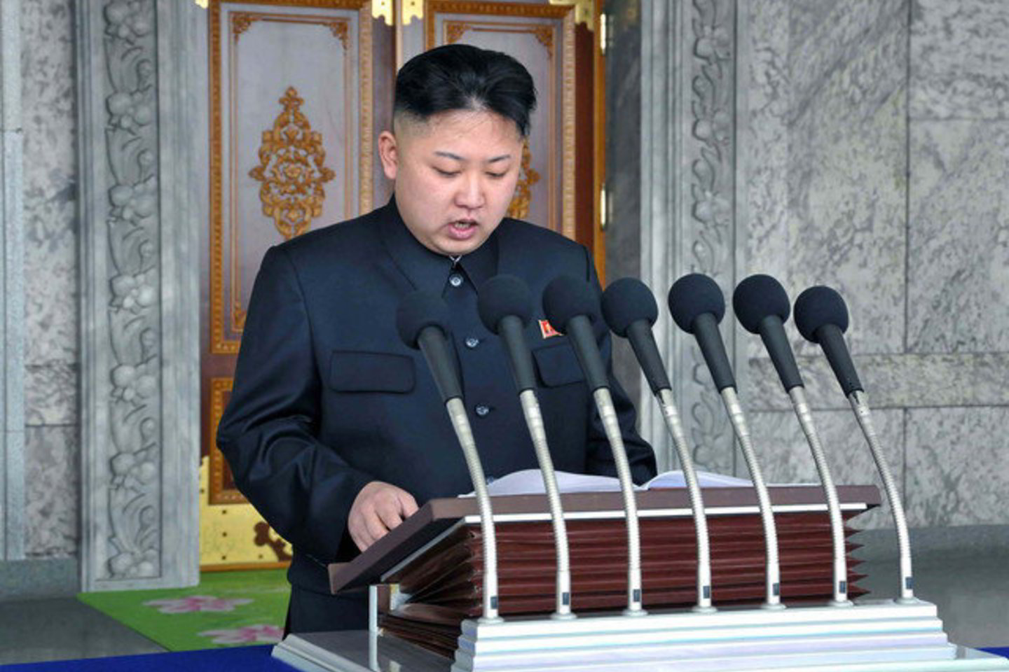 Šiaurės Korėjos lyderis Kim Jong-unas sako kalbą per šventę.