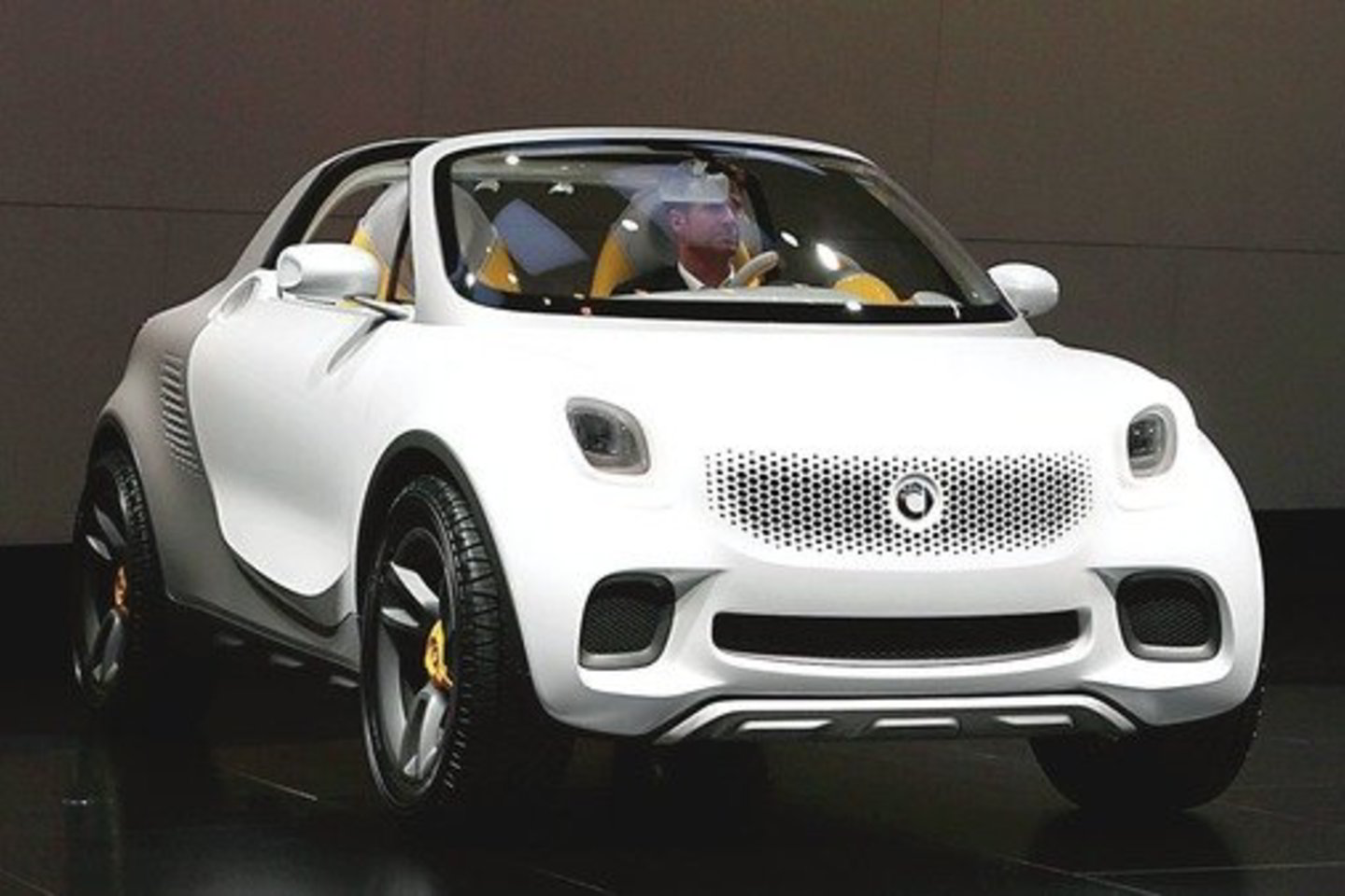 „Smart ForUS” koncepcija – miesto pikapo ateitis, taip galima įvertinti koncerno „Daimler AG” kūrėjų sumanymą. Jų teigimu, tokio automobilio pirkėju galėtų tapti jaunas ar jaunatviško gyvenimo būdo miesto gyventojas.