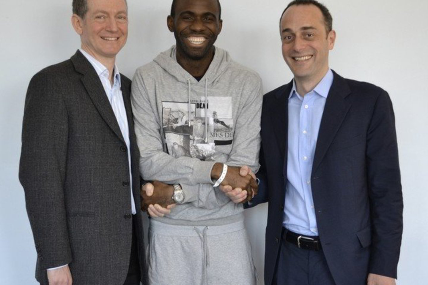 F. Muamba spaudžia ranką jį gydžiusiems gydytojams.