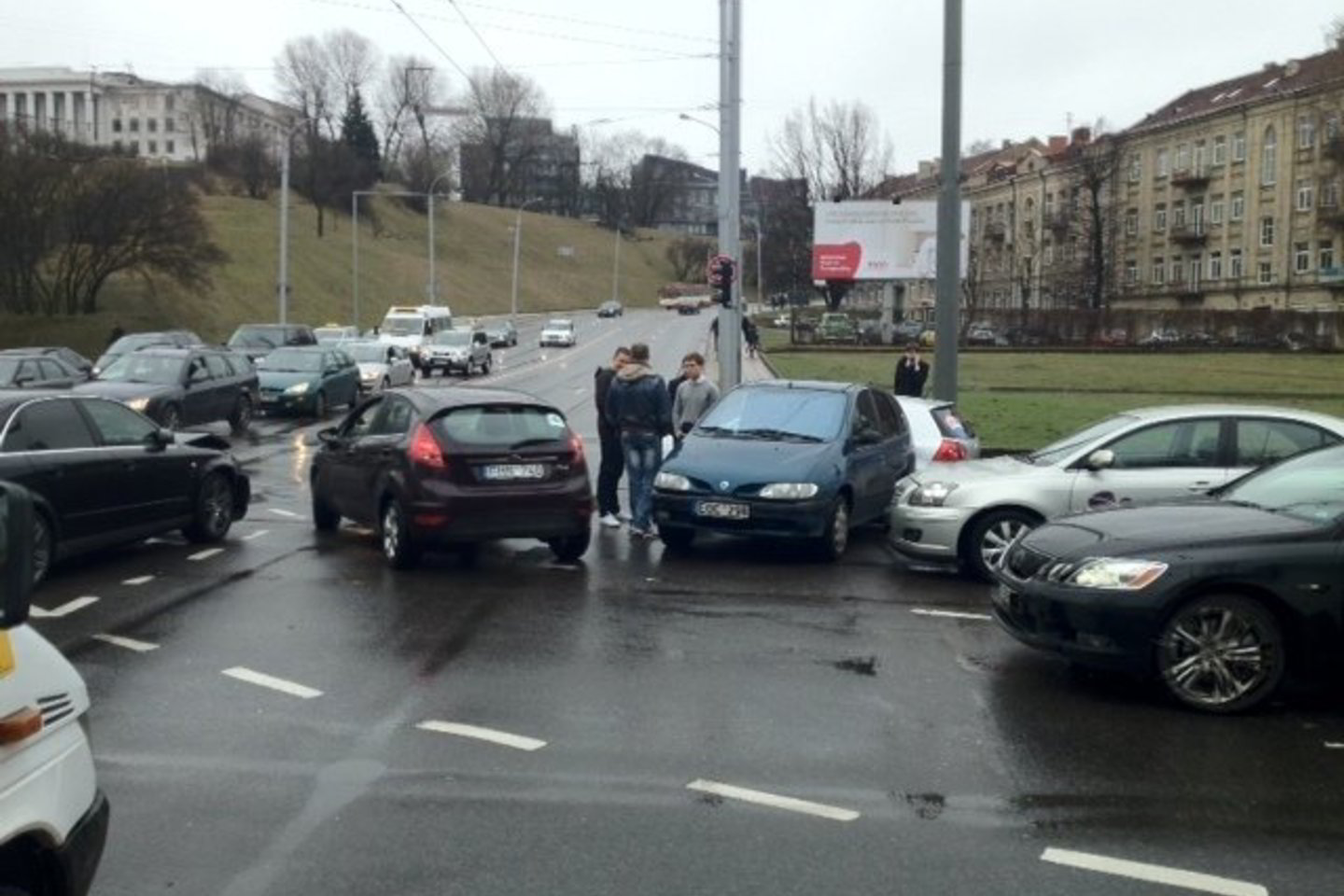 Dėl neveikiančio šviesoforo Vilniuje, Pamėnkalnio - Jasinskio gatvių sankryžoje susidūrė keturi automobiliai.