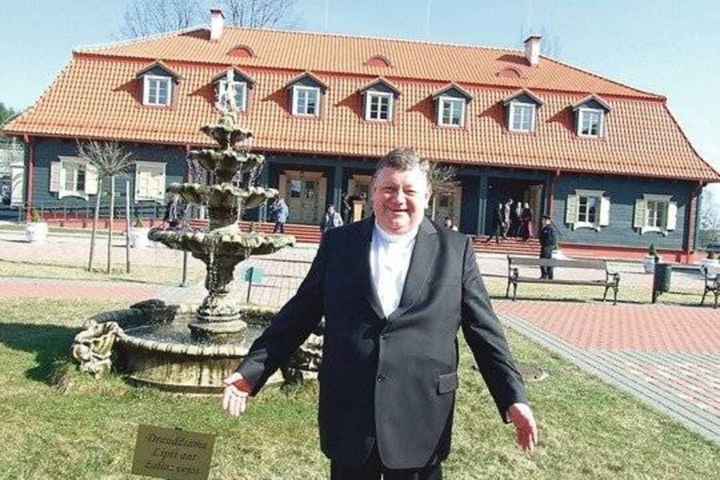 Liškiavos parapijos klebonas ir kultūros centro vadovas V. Zubavičius pirmasis atvėrė naujos šeimyntrobės duris.