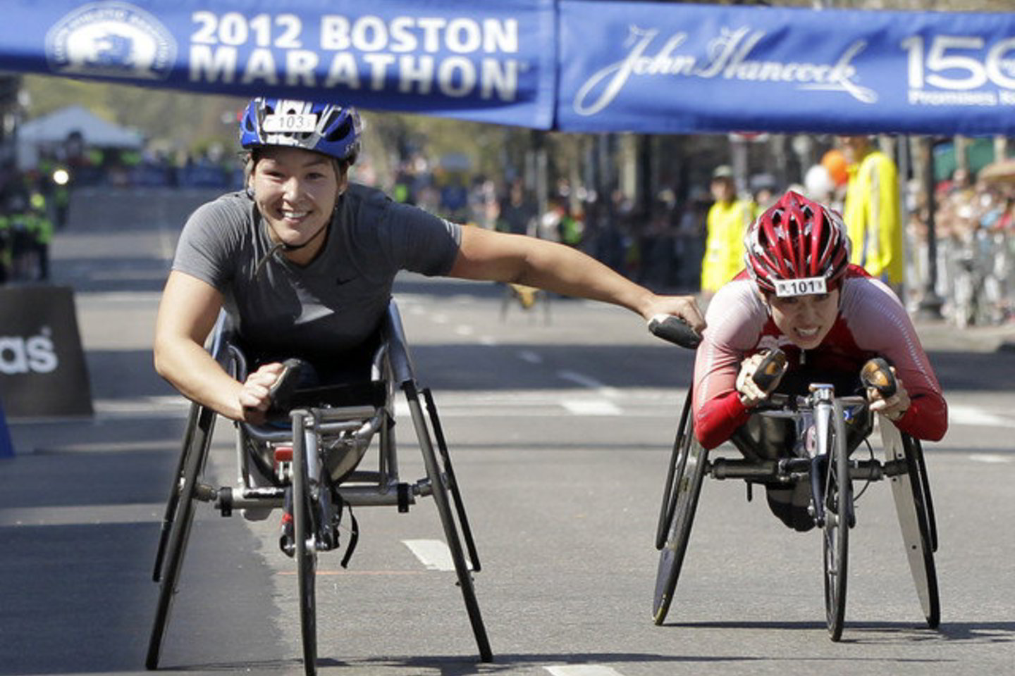Bostono maratono dalyviai bėgo alinančiame karštyje.
