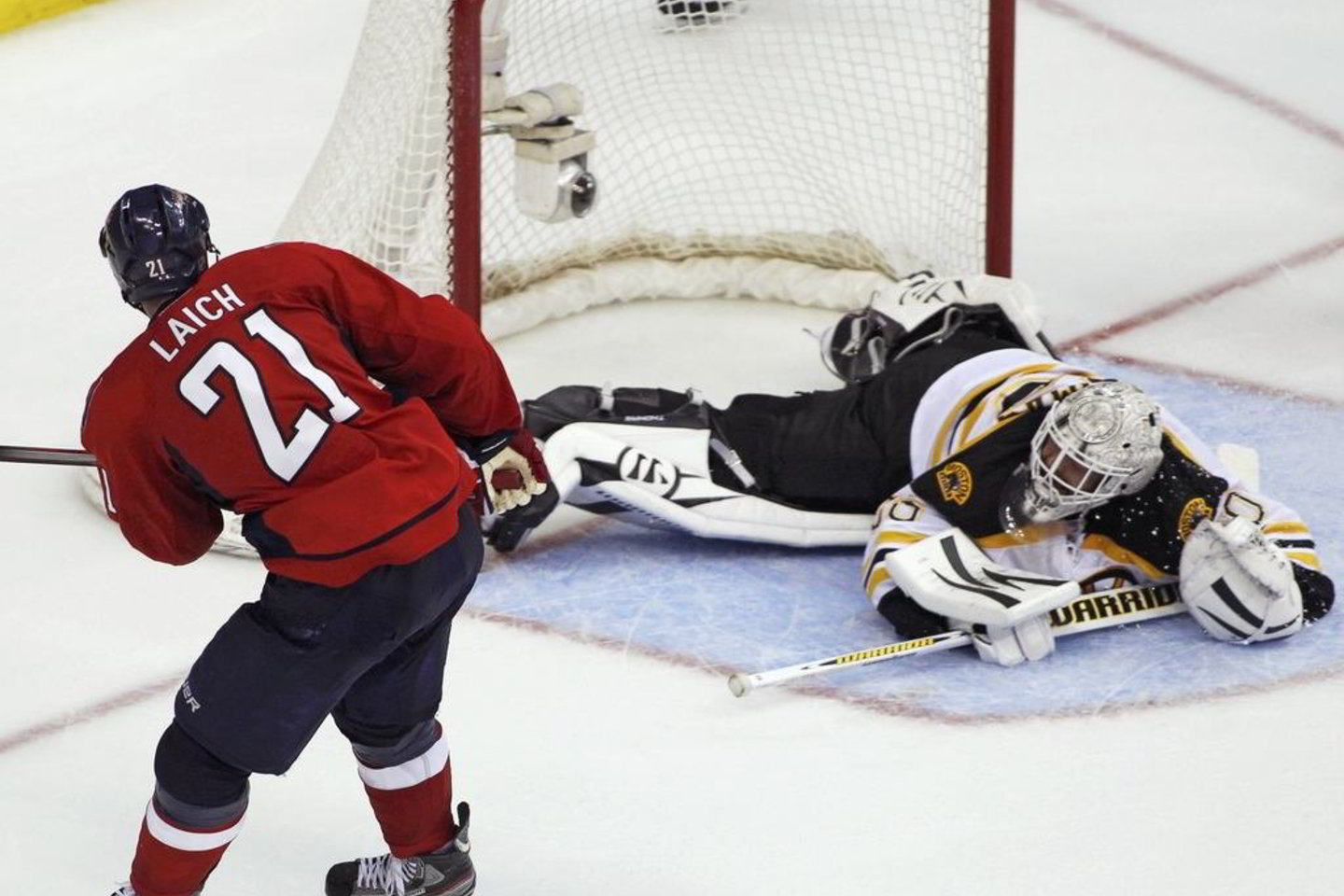 Bruins“ klubas pirmadienį svečiuose 4:3 nugalėjo Vašingtono „Capitals“ ledo ritulininkus bei serijoje iki keturių pergalių išsiveržė į priekį 2-1.