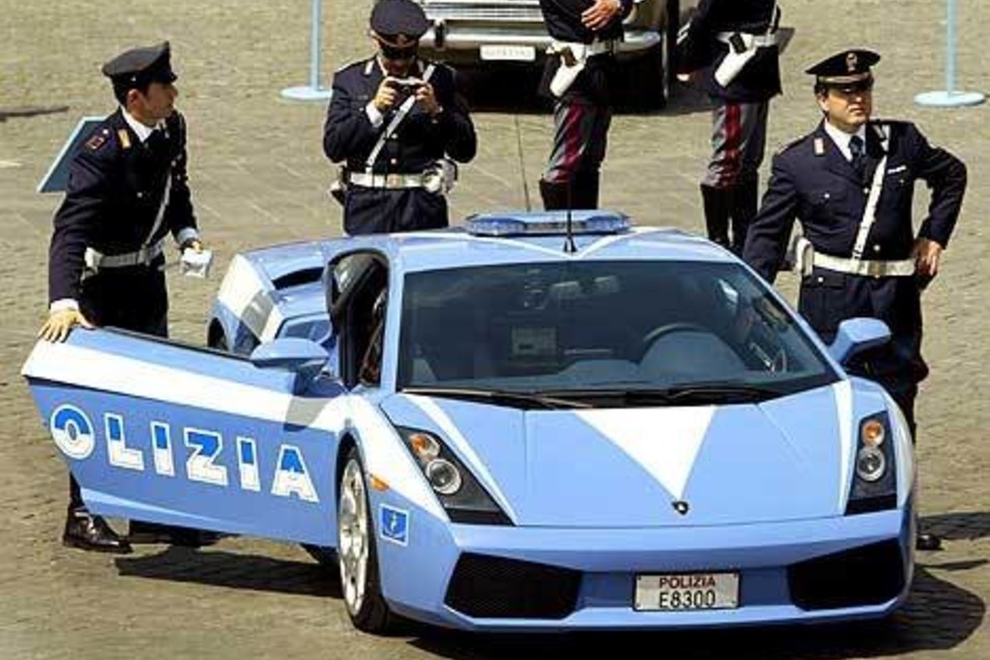 Nors Italijoje naujų automobilių pardavimai krito smarkiausiai, šios šalies policininkai vis dar važinėja "Lamborghini".