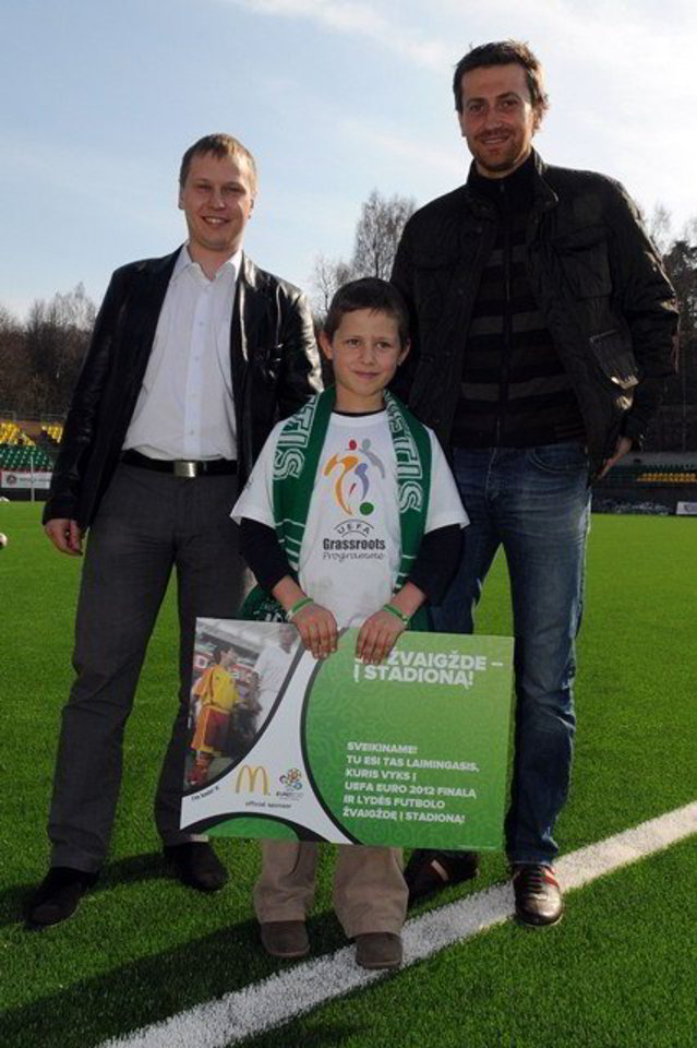 Sekmadienio popietę burtų keliu buvo išrinktas jaunasis futbolininkas, keliausiantis į šių metų liepą Kijeve vyksiančio Europos futbolo čempionato finalines rungtynes. Šešiametis Romualdas Jansonas iš Vilniaus ne tik stebės svarbiausias varžybas – prieš jas į stadioną už rankos išves ir vieną čempionato žaidėjų. Kartu su juo - A. Skerla ir M. Stonkus.