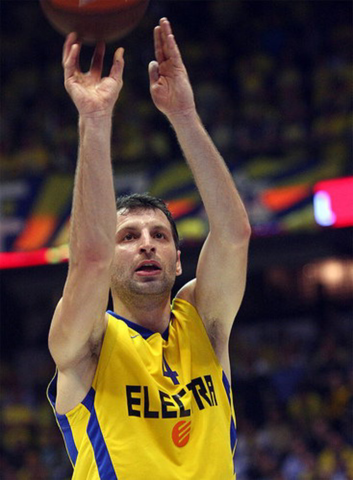Jau kuris laikas sklando gandai, jog Th. Papaloukas ketina palikti Tel Avivo „Maccabi“ klubą. Tiesa, neseniai Izraelio čempionai paskelbė, jog krepšininkas lieka ekipoje iki sezono pabaigos.