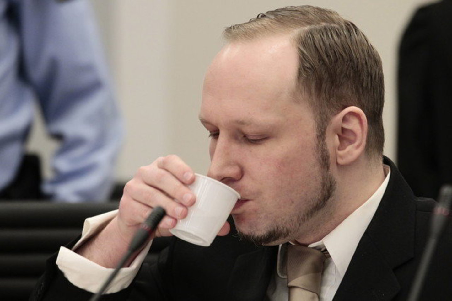 A. B. Breivikas degančiomis akimis, tamsiu kostiumu ir naujai užsiauginta barzdele pasmakrėje truputį primena kokį H. Ibseno pamokslininką.