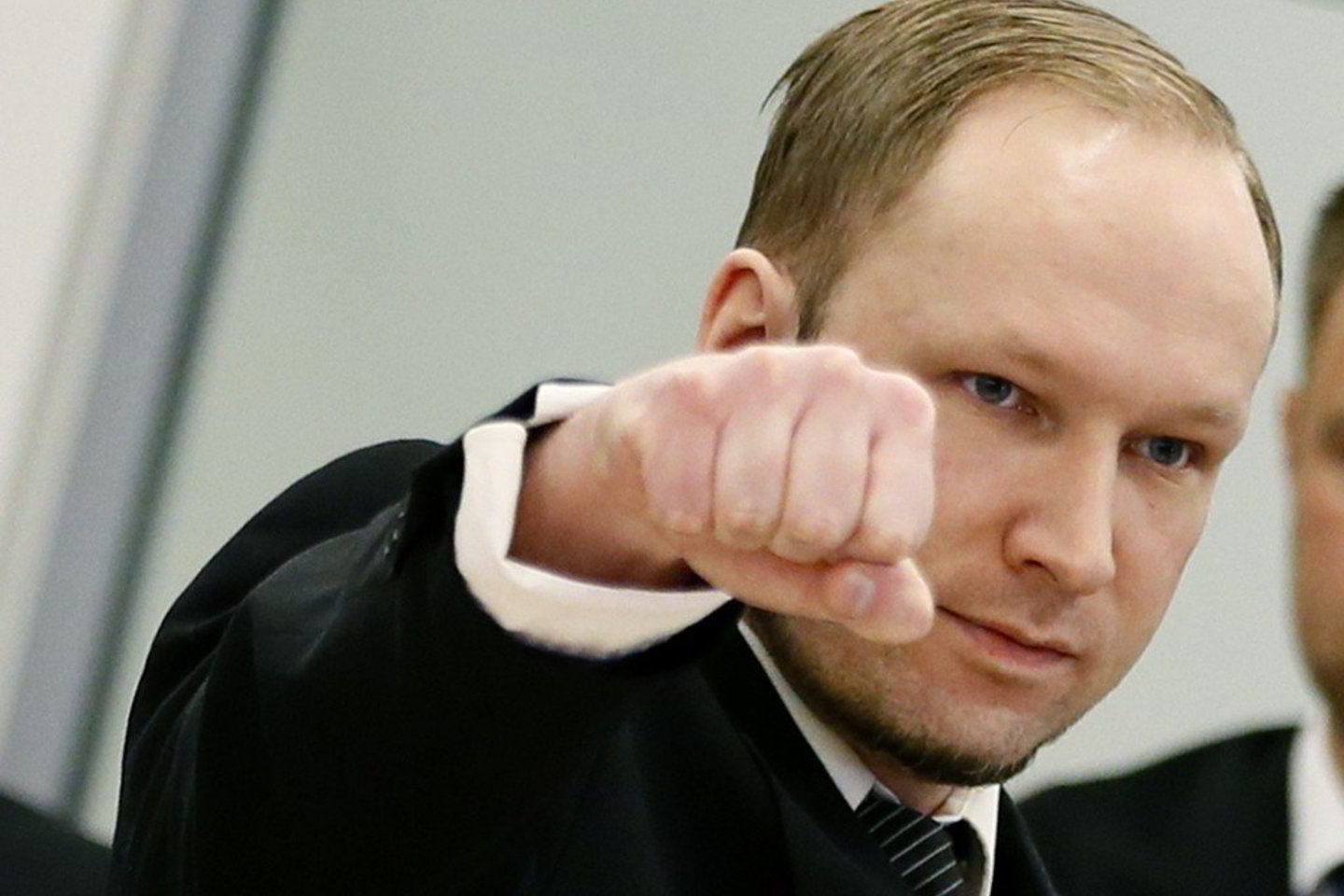 A. B. Breivikas kasryt gestais siunčia žinutę savo gerbėjams visame pasaulyje.