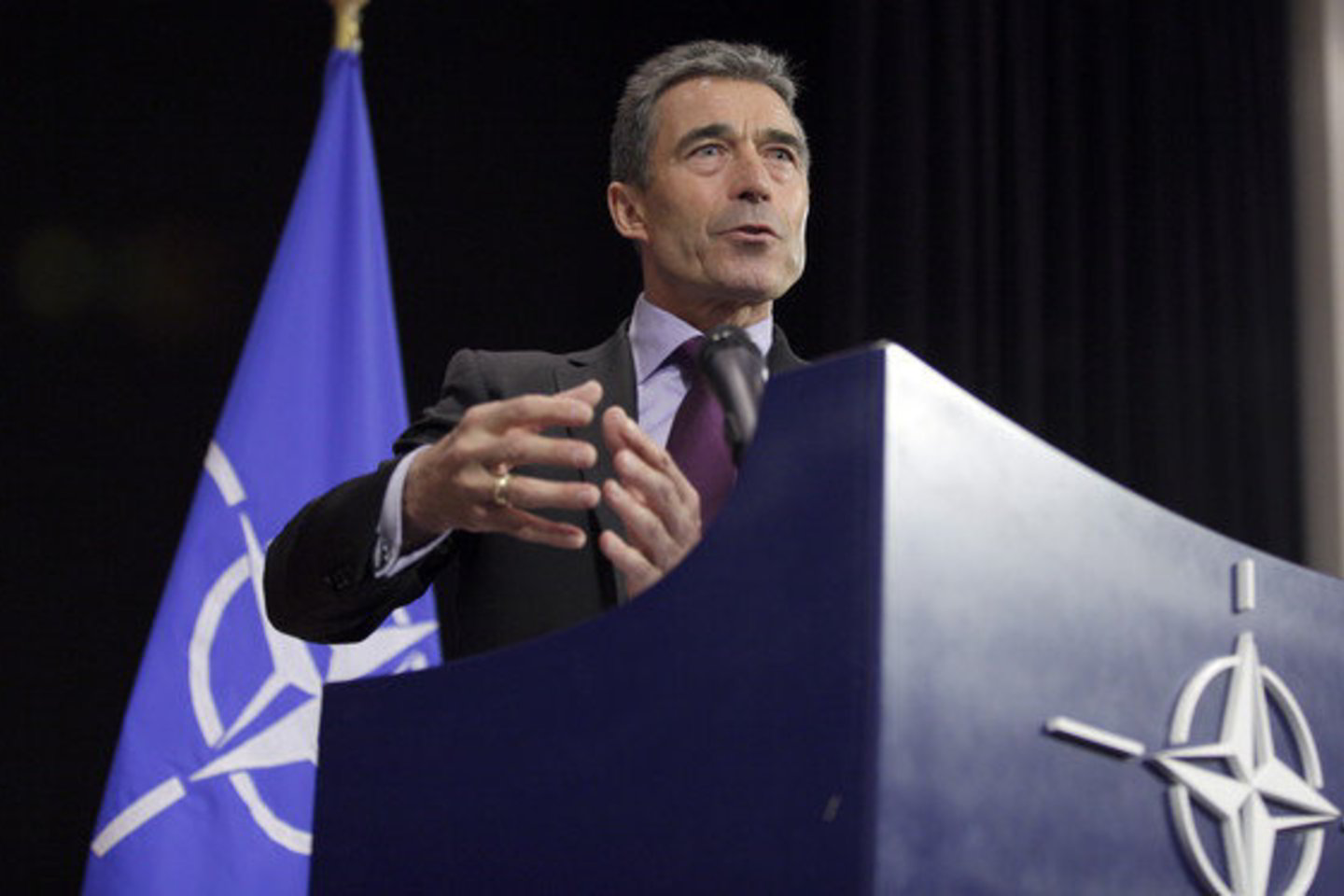 NATO būstinėje kalbą sako organizacijos vadovas Andersas Foghas Rasmussenas.