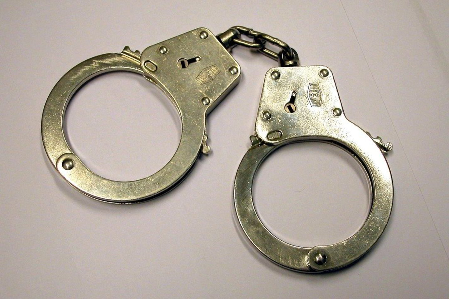 Policininkams teko aiškintis dėl to, kad uždėjo antrankius šešemetei.