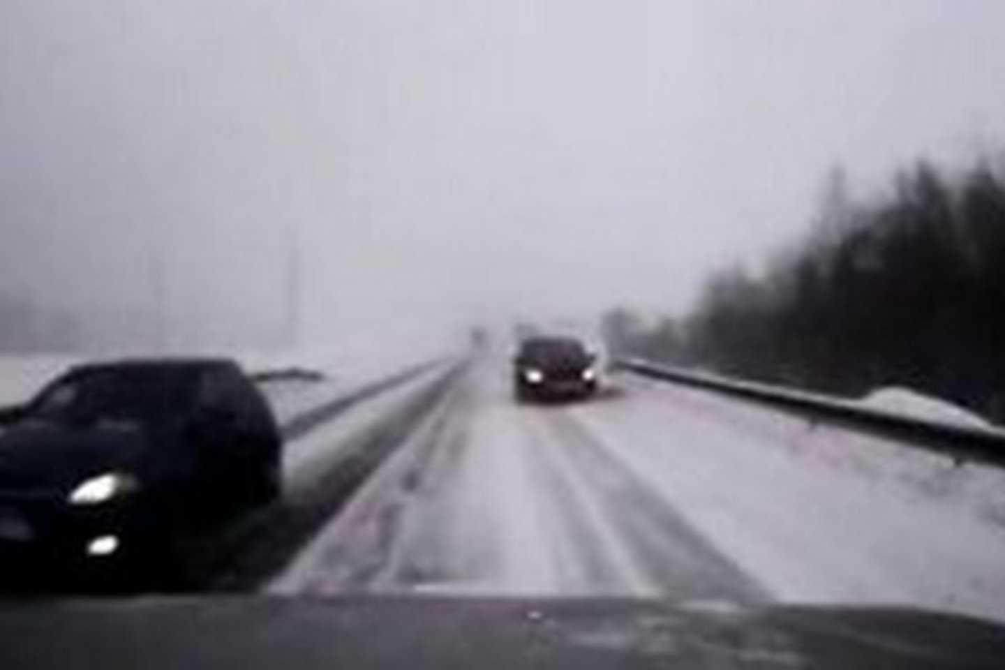 Vaizdo įrašą filmavęs lengvojo autombilio vairuotojas per kelioliką sekundžių du kartus išvengė mirties.