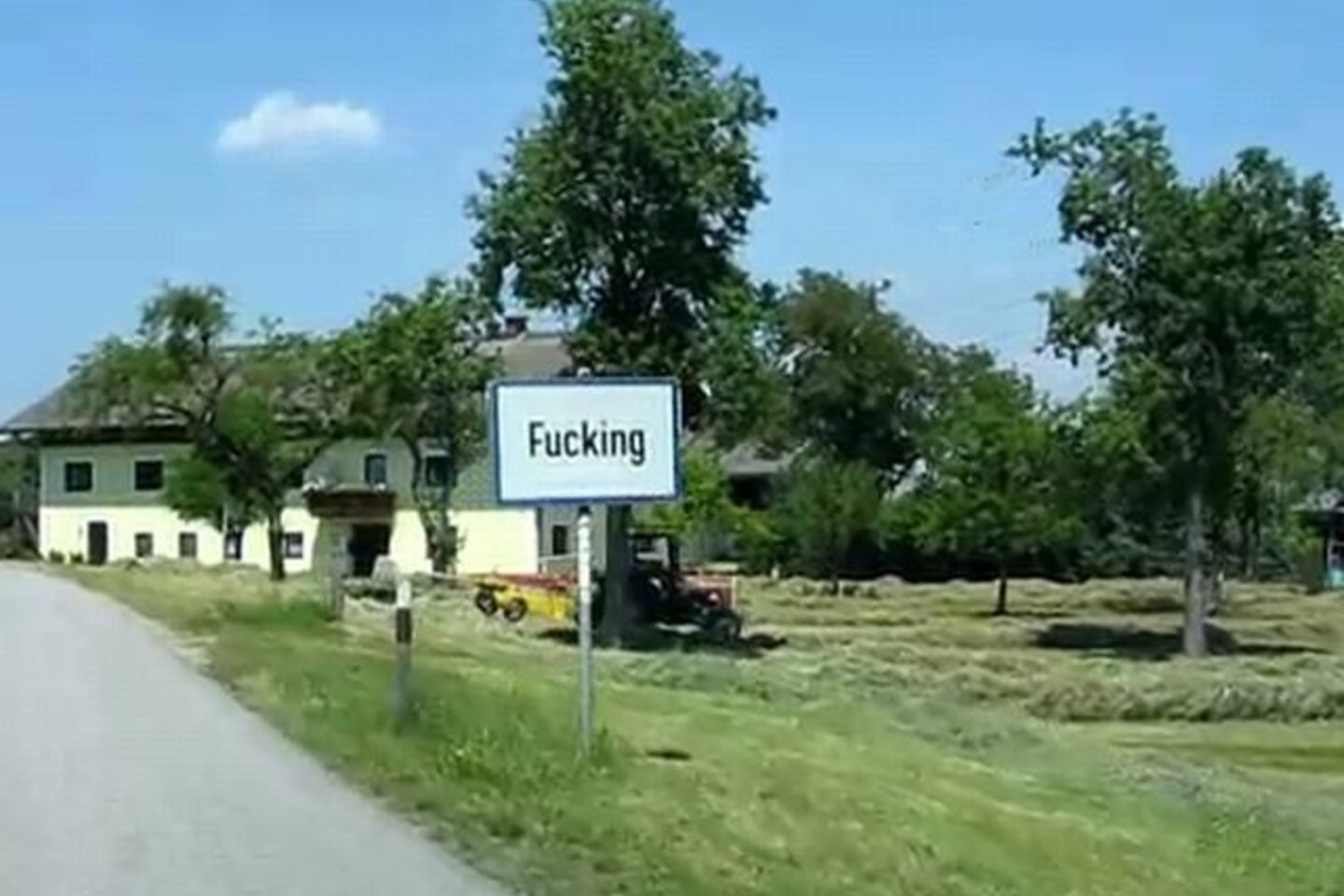 Ženklą su miestelio pavadinimu turistai mėgsta pavogti.