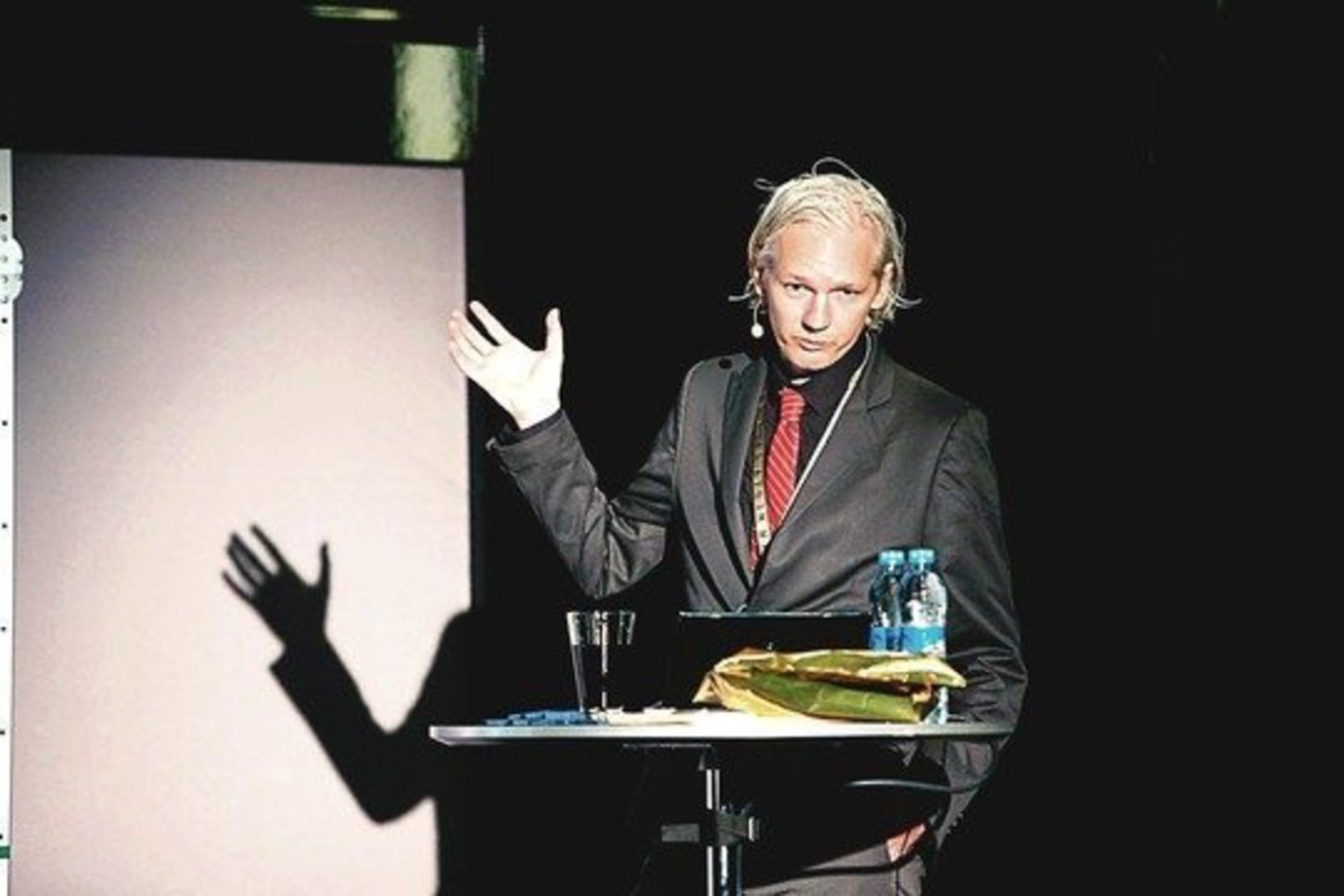 Kovotoju už teisę skleisti informaciją prisistatantis J. Assange’as dirba šaliai, kuri varžo šias teises.
