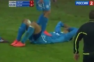 A. Aršavinas tyčia užlipo ant skausmą kenčiančio ekipos draugo pilvo (video)