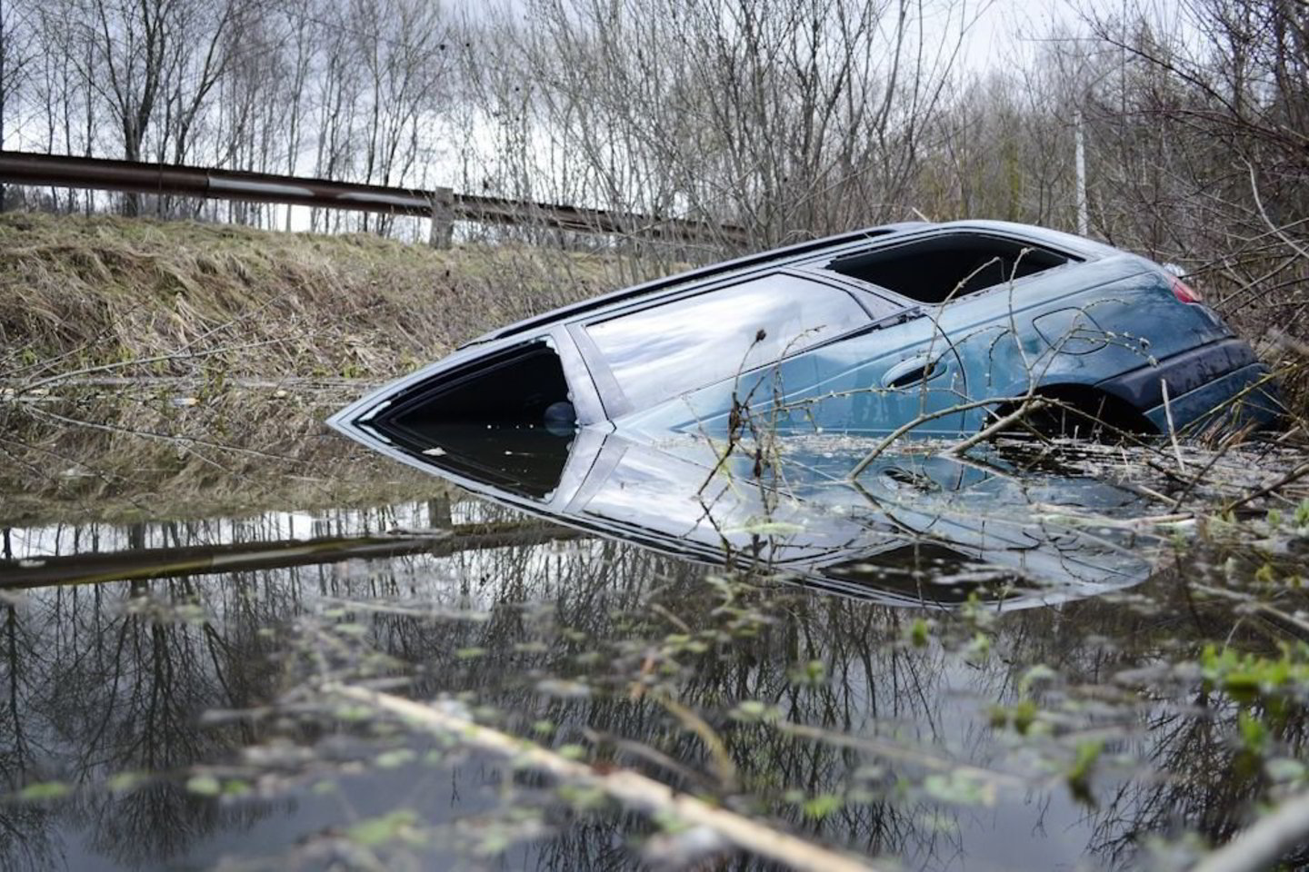 Dėl slidžios kelio dangos mergina nesuvaldė automobilio, transporto priemonė nulėkė nuo kelio ir pliaukštelėjo į šaltą kūdros vandenį.