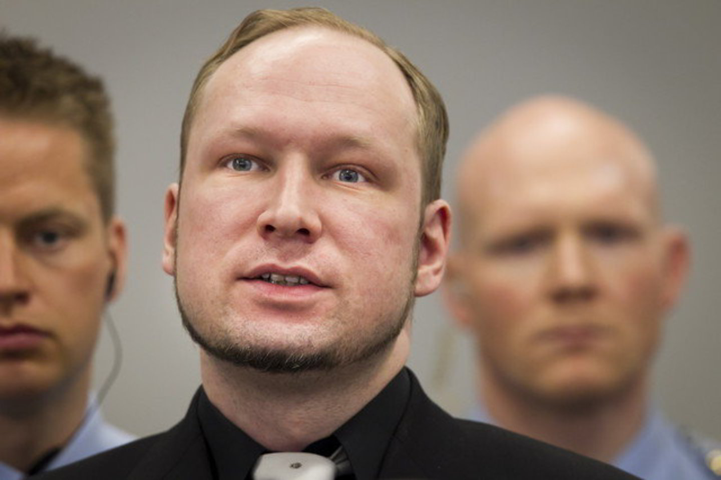 A. B. Breivikas pentadienį teisme dėvėjo juodus marškinius.