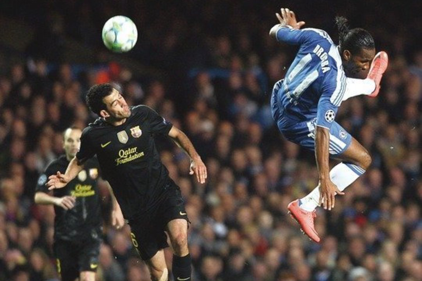 Per Čempionų lygos pusfinalio mačą Londone įvartį į „Barcelona” vartus įmušęs D.Drogba (dešinėje) jaučia laikinojo trenerio R.Di Matteo pasitikėjimą.