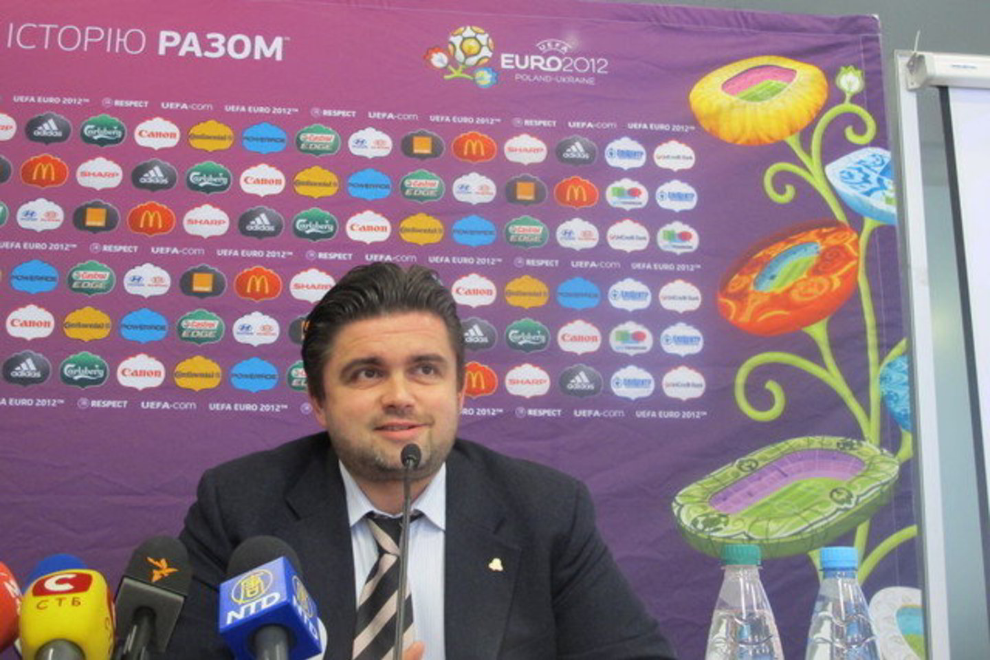 Ukrainos „Euro 2012” direktorius Markianas Lubkivskis teigė, kad šalyje yra tūkstančiai vietų įvairiomis kainomis, tačiau UEFA atstovams ir Ukrainos valdžiai atrodo kitaip.
