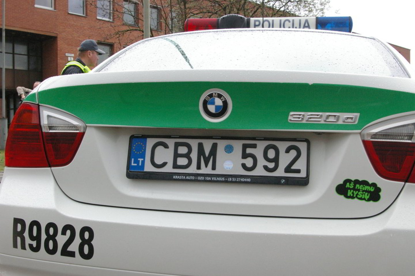 Akcijoje sutikę dalyvauti pareigūnai, ant specialiomis spalvomis nudažyto ir policijos skiriamaisiais ženklais pažymėto automobilio galo, dešinėje pusėje prisiklijuos lipdukus „Aš neimu kyšio“.