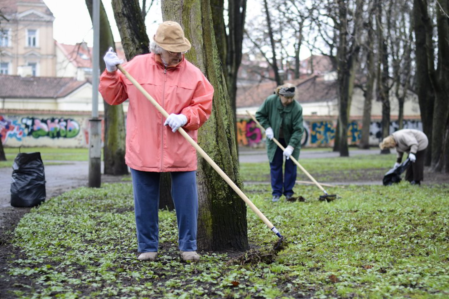 Kai kurie gyventojai kuopti aplinką pradėjo nelaukdami šeštadienio.