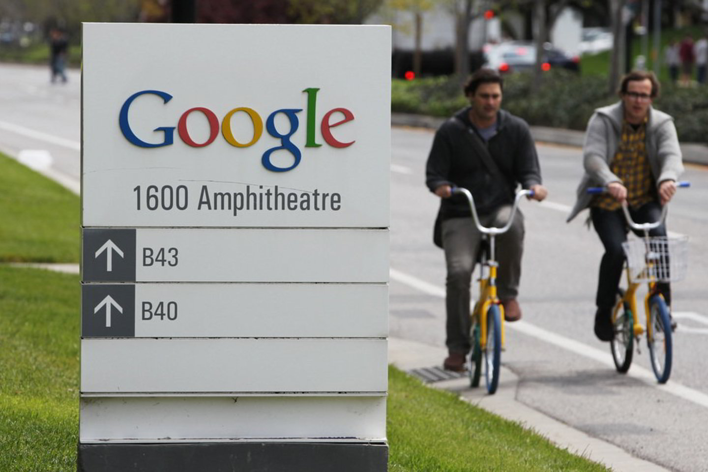 Penkios programinės įrangos gamintojos dar prieš metus padavė ieškinį prieš kompanijas, tarp jų ir "Google", kaltindamos jas susitarimu dėl atlyginimų.