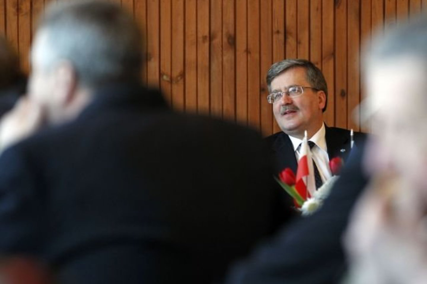 Kaip skelbiama portale punskas.pl, po lietuviškų pamaldų B. Komorowskis padės gėlių prie paminklo, skirto NKVD nužudytiems Lietuvos partizanams.