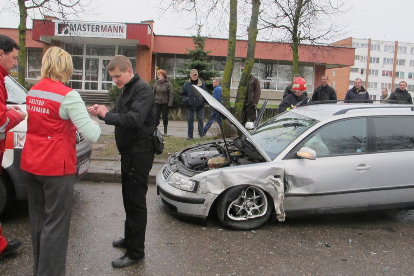 "Volkswagen Passat" vairuotojo A. Naktinio (centre) rūpestingumas apsaugojo jo mažamečius sūnus, o jam pačiam medikai sutvarstė sužeistą ranką.