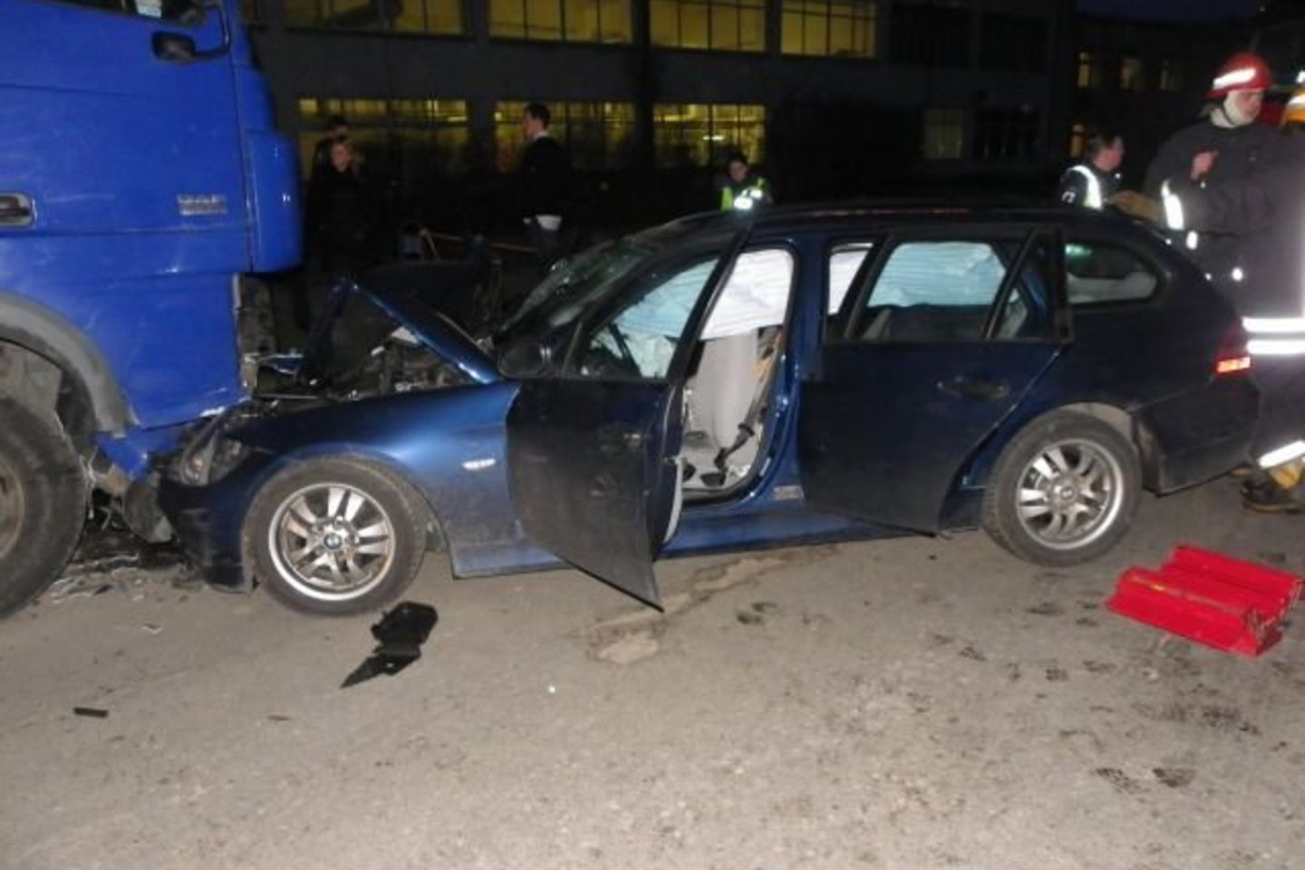 Vieną keleivę iš sulamdyto automobilio ištraukė ugniagesiai.